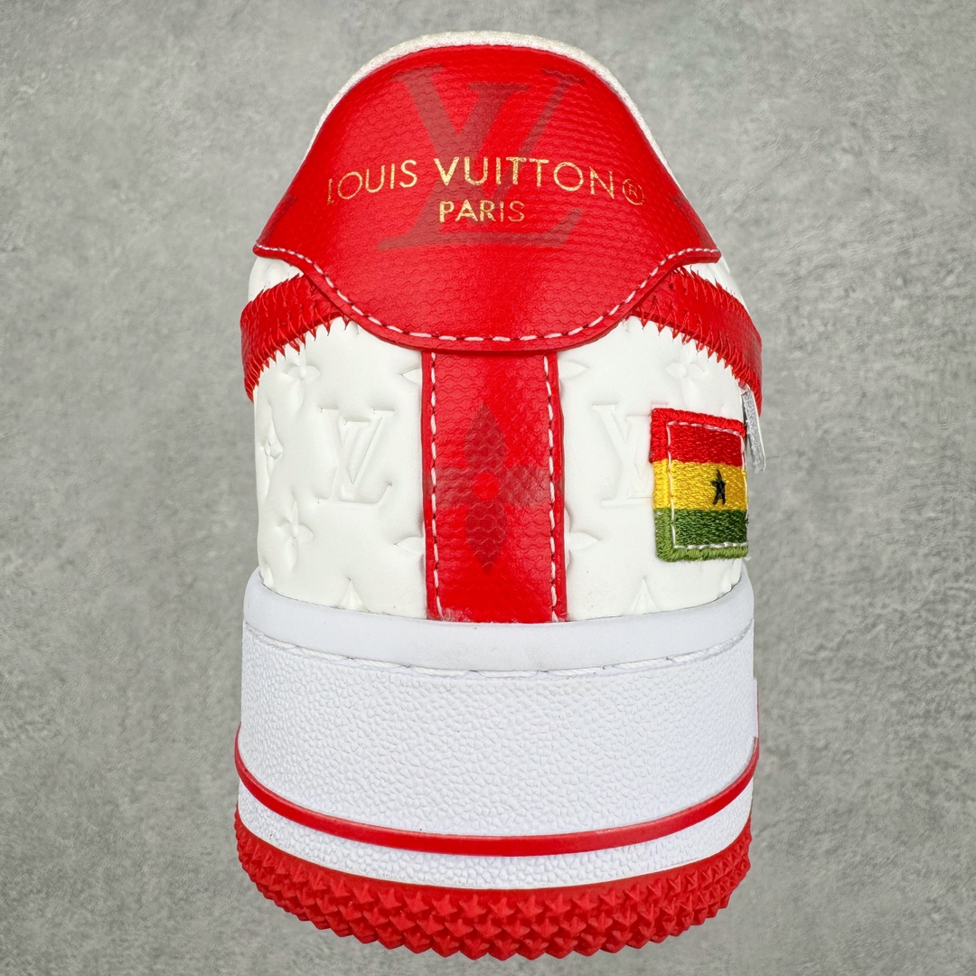 图片[8]-＃东莞纯原 市面独家顶级版本 Louis Vuitton lv x NK Air Force1 Low 空军重磅联名 至今巅峰之作 男款最新升级改良版 25个配色持续更新东莞大厂耗资原鞋开发 当时发售前基本上没货 2级市场买了两双回来开发 一双白蓝女鞋 一双全白男鞋 当时一双价格5w+ 拿到手上有点发抖 全鞋拼接工艺的完美衔接 看不出一点有拼接过的痕迹 最重要的鞋面材料 都需进口订做采用意大利Monogram 纳米牛皮 软度舒适度非常好 报废率也极高 全鞋工艺极其复杂鞋面的印花 压纹都是对于工厂新的摸索和挑战 原版大底私模开发 区别市场低价版本共用老款空军磨具大底 毕竟原版4-5万的鞋 做工材质都是进口最顶级的皮革 质地暗花烫金的拼接凸显高级和质感 鞋身非常轻便大底舒适度非常之高 完全改变了之前Force1 Low 的笨重硬度不舒适的设计 对于品牌和设计师不做多的介绍做好鞋也很想用情怀做铺垫可惜文字格不够 有喜欢关注此款很久的朋友可以考虑下顶级高端fake 一比一的细节 全身心的开发只为还原你购买后称赞还不错的潮鞋 男女鞋尺码 35 36 37 38 39 40 41 42 43 44 45 46-选品中心