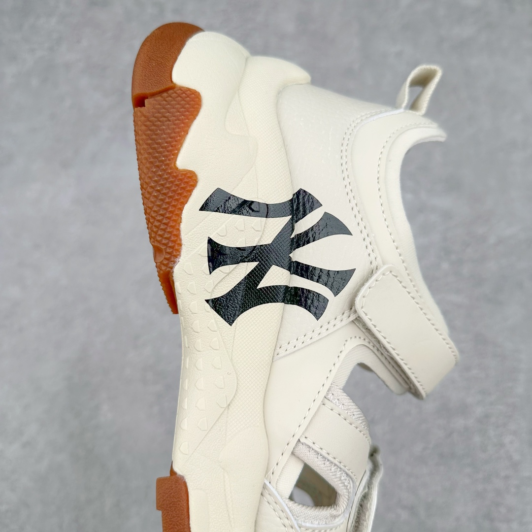 图片[6]-MLB Sandal Chunky Mask 纽约洋基队百搭时尚运动凉鞋 MLB是韩国F&F旗下潮流服装品牌 拥有150年历史的经典传统 是街头文化和国际生活方式的领导者 MLB拥有包括男装、女装、童装、配饰在内的全品类服饰 提供覆盖各性别、各年龄层、From Head to Toe的穿搭装备 其产品结合了韩国的时尚造型与质感 展现了运动服饰也可以兼具时尚潮流的风格 在产品设计上 MLB不仅融合了美国职业棒球大联盟的各当家球队 更结合了棒球运动中的各个元素 复古风范自信控场 复古鞋型率先勾描独特的自我态度 在经典线条与时尚元素的精彩交织下刷新街头复古运动风潮 质感十足兼备卓越的舒适透气性能迎合夏日追求的自在脚感。尺码：36 36.5 37.5 38 38.5 39 40 40.5 41 42 42.5 43 44 45-选品中心
