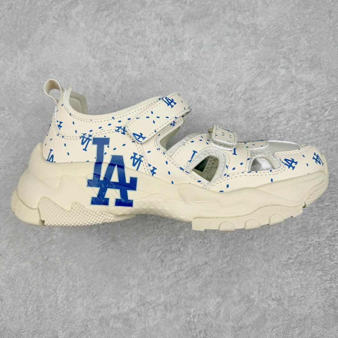 MLB Sandal Chunky Mask 纽约洋基队百搭时尚运动凉鞋 MLB是韩国F&F旗下潮流服装品牌 拥有150年历史的经典传统 是街头文化和国际生活方式的领导者 MLB拥有包括男装、女装、童装、配饰在内的全品类服饰 提供覆盖各性别、各年龄层、From Head to Toe的穿搭装备 其产品结合了韩国的时尚造型与质感 展现了运动服饰也可以兼具时尚潮流的风格 在产品设计上 MLB不仅融合了美国职业棒球大联盟的各当家球队 更结合了棒球运动中的各个元素 复古风范自信控场 复古鞋型率先勾描独特的自我态度 在经典线条与时尚元素的精彩交织下刷新街头复古运动风潮 质感十足兼备卓越的舒适透气性能迎合夏日追求的自在脚感。尺码：36 36.5 37.5 38 38.5 39 40 40.5 41 42 42.5 43 44 45-选品中心
