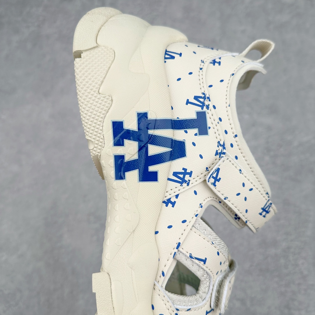 图片[6]-MLB Sandal Chunky Mask 纽约洋基队百搭时尚运动凉鞋 MLB是韩国F&F旗下潮流服装品牌 拥有150年历史的经典传统 是街头文化和国际生活方式的领导者 MLB拥有包括男装、女装、童装、配饰在内的全品类服饰 提供覆盖各性别、各年龄层、From Head to Toe的穿搭装备 其产品结合了韩国的时尚造型与质感 展现了运动服饰也可以兼具时尚潮流的风格 在产品设计上 MLB不仅融合了美国职业棒球大联盟的各当家球队 更结合了棒球运动中的各个元素 复古风范自信控场 复古鞋型率先勾描独特的自我态度 在经典线条与时尚元素的精彩交织下刷新街头复古运动风潮 质感十足兼备卓越的舒适透气性能迎合夏日追求的自在脚感。尺码：36 36.5 37.5 38 38.5 39 40 40.5 41 42 42.5 43 44 45-选品中心