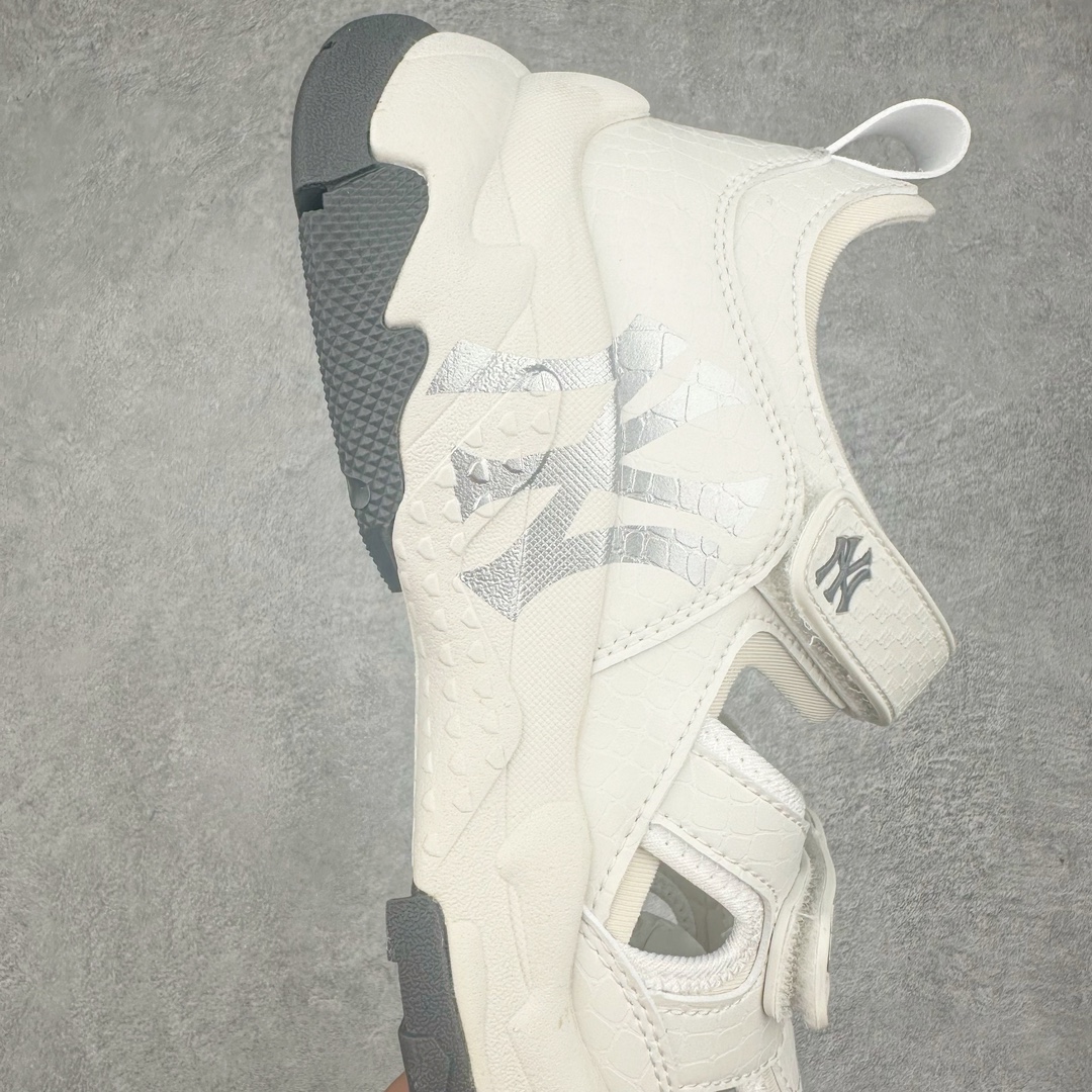 图片[6]-MLB Sandal Chunky Mask 纽约洋基队百搭时尚运动凉鞋 MLB是韩国F&F旗下潮流服装品牌 拥有150年历史的经典传统 是街头文化和国际生活方式的领导者 MLB拥有包括男装、女装、童装、配饰在内的全品类服饰 提供覆盖各性别、各年龄层、From Head to Toe的穿搭装备 其产品结合了韩国的时尚造型与质感 展现了运动服饰也可以兼具时尚潮流的风格 在产品设计上 MLB不仅融合了美国职业棒球大联盟的各当家球队 更结合了棒球运动中的各个元素 复古风范自信控场 复古鞋型率先勾描独特的自我态度 在经典线条与时尚元素的精彩交织下刷新街头复古运动风潮 质感十足兼备卓越的舒适透气性能迎合夏日追求的自在脚感。尺码：36 36.5 37.5 38 38.5 39 40 40.5 41 42 42.5 43 44 45-选品中心