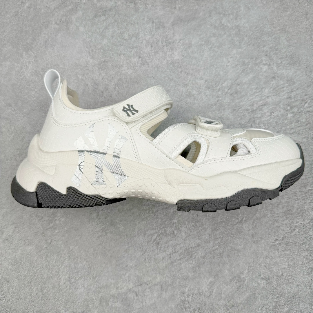 MLB Sandal Chunky Mask 纽约洋基队百搭时尚运动凉鞋 MLB是韩国F&F旗下潮流服装品牌 拥有150年历史的经典传统 是街头文化和国际生活方式的领导者 MLB拥有包括男装、女装、童装、配饰在内的全品类服饰 提供覆盖各性别、各年龄层、From Head to Toe的穿搭装备 其产品结合了韩国的时尚造型与质感 展现了运动服饰也可以兼具时尚潮流的风格 在产品设计上 MLB不仅融合了美国职业棒球大联盟的各当家球队 更结合了棒球运动中的各个元素 复古风范自信控场 复古鞋型率先勾描独特的自我态度 在经典线条与时尚元素的精彩交织下刷新街头复古运动风潮 质感十足兼备卓越的舒适透气性能迎合夏日追求的自在脚感。尺码：36 36.5 37.5 38 38.5 39 40 40.5 41 42 42.5 43 44 45-选品中心