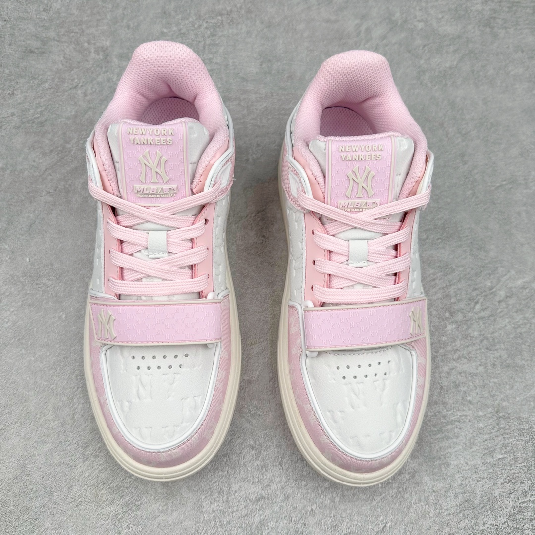 图片[2]-MLB Chunky Liner Basic Mid 学长鞋系列中帮老爹风轻量增高厚底百搭休闲运动板鞋 高级街头休閒品牌MLB公开了新推出的Chunky Liner系列，以#学长鞋#之名，定义每个人的少年感！MLB在Big Ball Chunkey,High Chunkey等推出的每款运动鞋都大受欢迎，成爲运动鞋的爆款店，在2022年推出了新风格的运动鞋“Chunky Liner”系列。Chunky Liner是从棒球鞋中获得灵感设计，添加了气质街头时尚的运动鞋。在产品上市的同时推出一些海报中，它展现追求自己个性的顾客们的Flex形象和多样的搭配。特别是夹克和连衣裙等正式单品加上球帽，运动鞋等运动单品的混搭，展现更加时尚的搭配，给人舒适又酷的感觉。Chunky Liner是灵感来自于直线延伸的强打者的击球,鞋帮图案加上反向反射材质的Pipping线条，突显了细节。Outsol以棒球和MLB标志爲主题进行了设计,被评价爲体现了MLB独有的个性。 高弹性、吸汗、复原力卓越的开孔材质的鞋垫。尺码：35 36 36.5 37.5 38 38.5 39 40 40.5 41 42 42.5 43 44 45-选品中心