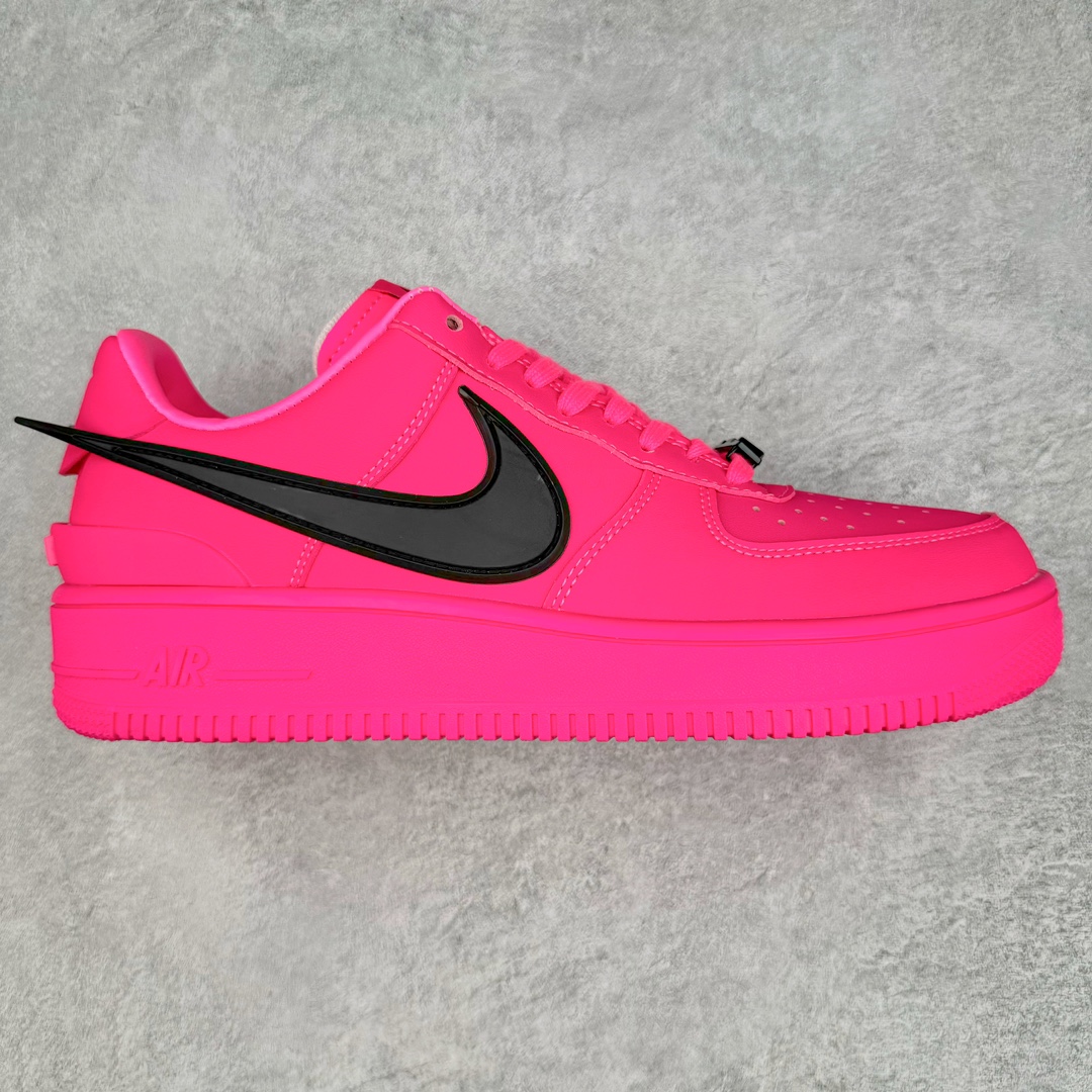 ＃福利特价 AMBUSH x NK Air Force 1 Low 空军一号宽底版系列低帮百搭休闲运动板鞋 联名大钩 DV3464 在 Yoon Ahn 的职权范围内 AMBUSH 已经确立了自己在日本街头服饰生态系统中的主要地位 同时通过 Air Adjust Force 和一系列 Dunks 的合作帮助 他们最近在美国的东亚印记显着扩大 预计将在这个假期首次亮相 该品牌现在将其人才带入 Air Force 1，这是这两个群体年轻的四年关系中的第一次 除了之前看到的“白/黑”AF1 后者的结构始终采用优质工具 鞋面采用高端滚纹皮革 而 AMBUSH 品牌的鞋跟夹和加长的摩托车尾管 Swooshes 为下面所示的包覆设计注入了个性 相对于标志性的“三重黑”美学 深黑色产品享有上述色调的完全色调处理 除了它的中足格纹和上鞋舌品牌 它用清爽的白色细节和镀铬杜布拉斯照亮了漆黑的整体 “皇家蓝”锚定了从鞋垫到第二套服装不间断鞋底单元的所有东西 而与上述相同的装饰 – 包括鞋跟标签 – 以名义上的黄色阴影结束 尺码：36 36.5 37.5 38 38.5 39 40 40.5 41 42 42.5 43 44 44.5 45-选品中心