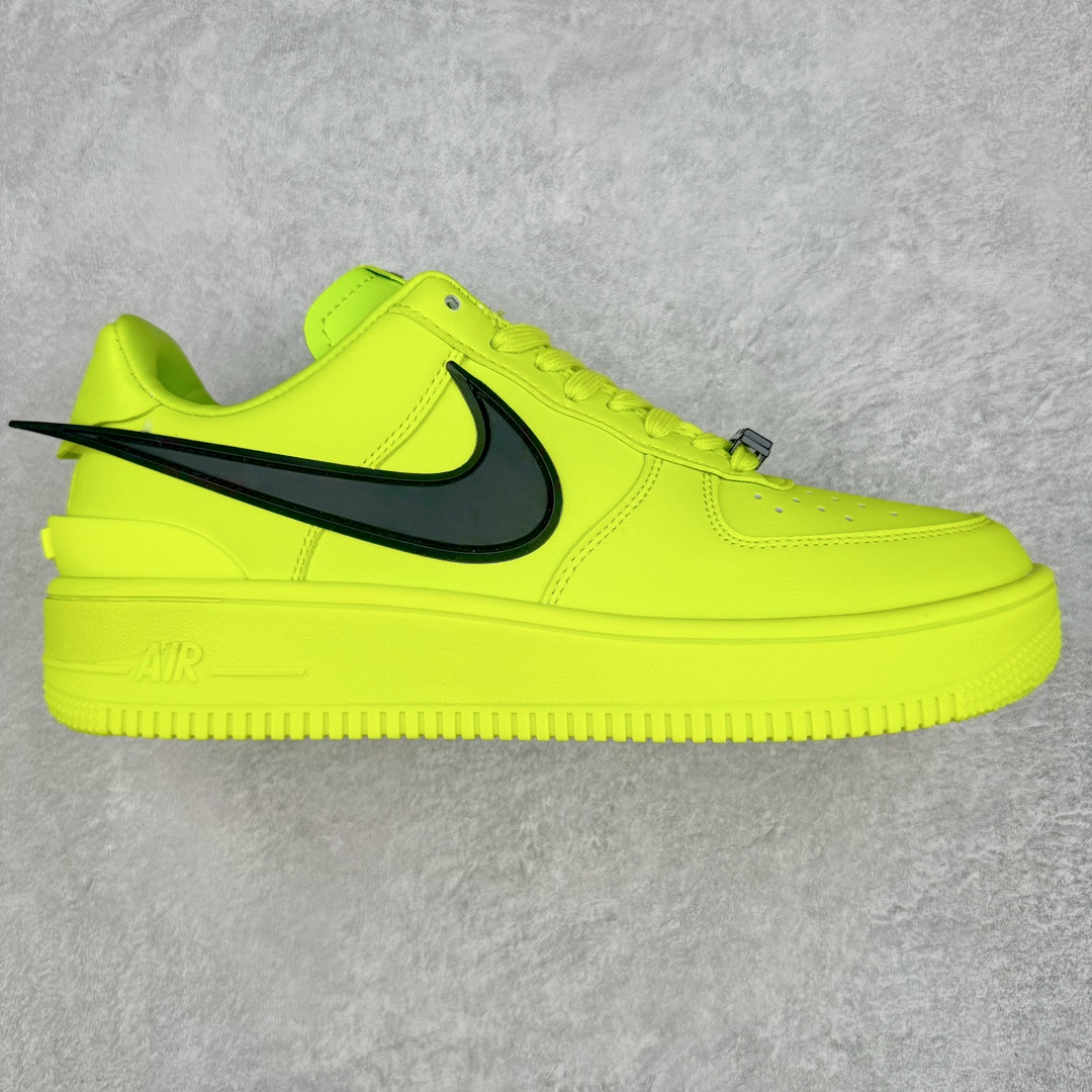 图片[2]-＃福利特价 AMBUSH x NK Air Force 1 Low 空军一号宽底版系列低帮百搭休闲运动板鞋 联名大钩 DV3464 在 Yoon Ahn 的职权范围内 AMBUSH 已经确立了自己在日本街头服饰生态系统中的主要地位 同时通过 Air Adjust Force 和一系列 Dunks 的合作帮助 他们最近在美国的东亚印记显着扩大 预计将在这个假期首次亮相 该品牌现在将其人才带入 Air Force 1，这是这两个群体年轻的四年关系中的第一次 除了之前看到的“白/黑”AF1 后者的结构始终采用优质工具 鞋面采用高端滚纹皮革 而 AMBUSH 品牌的鞋跟夹和加长的摩托车尾管 Swooshes 为下面所示的包覆设计注入了个性 相对于标志性的“三重黑”美学 深黑色产品享有上述色调的完全色调处理 除了它的中足格纹和上鞋舌品牌 它用清爽的白色细节和镀铬杜布拉斯照亮了漆黑的整体 “皇家蓝”锚定了从鞋垫到第二套服装不间断鞋底单元的所有东西 而与上述相同的装饰 – 包括鞋跟标签 – 以名义上的黄色阴影结束 尺码：36 36.5 37.5 38 38.5 39 40 40.5 41 42 42.5 43 44 44.5 45-选品中心