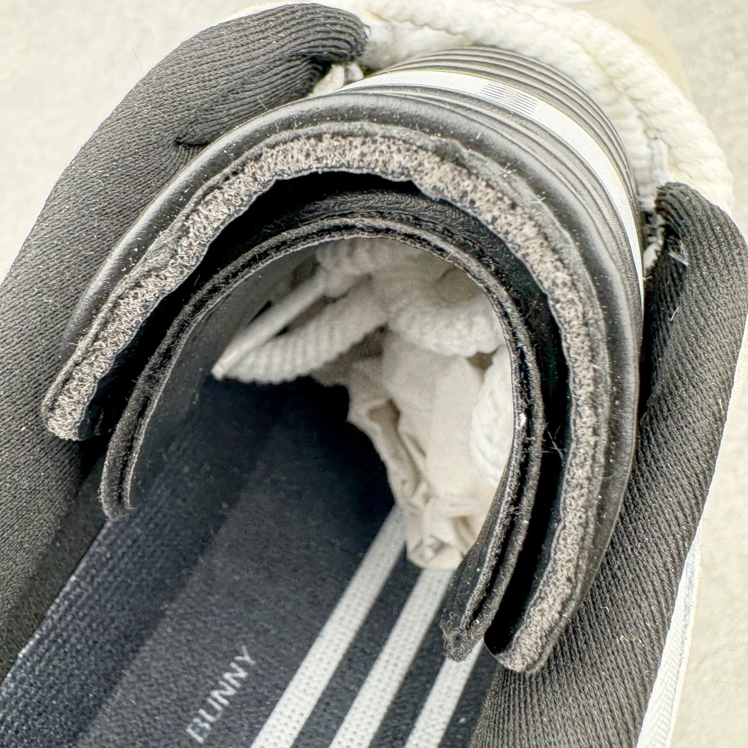 图片[16]-坏痞兔Bad Bunny x AD Gazelle Indoor Trainers \\\”Benito\\\”羚羊内训系列低帮复古百搭休闲运动德训风板鞋“联名白黑浅灰变形鞋头”IF9735 Bad Bunny本人在杂志拍摄时率先上脚带一波节奏，emm，手上拿的杂志封面还是Kylie，看来前女友和布克重新约会，这位哥也还是没放下啊…回到鞋款本身，整体选择了简约的黑白皮革搭配浅灰色长绒麂皮材质，最后以半透明生胶大底收尾，质感在线。不同于以往联名的调色盘操作，Bad Bunny对Gazelle indoor进行了加宽加厚处理，以及鞋头变形的设计，带来全新的歪头面包鞋型Gazelle。此外，鞋款标签直接呈现在后跟处，鞋侧adidas标识下方还加入了\\\”benito\\\”字样，辨识度拉满。 尺码：35 36 36⅔ 37⅓ 38 38⅔ 39⅓ 40 40⅔ 41⅓ 42 42⅔ 43⅓ 44 44⅔ 45-选品中心