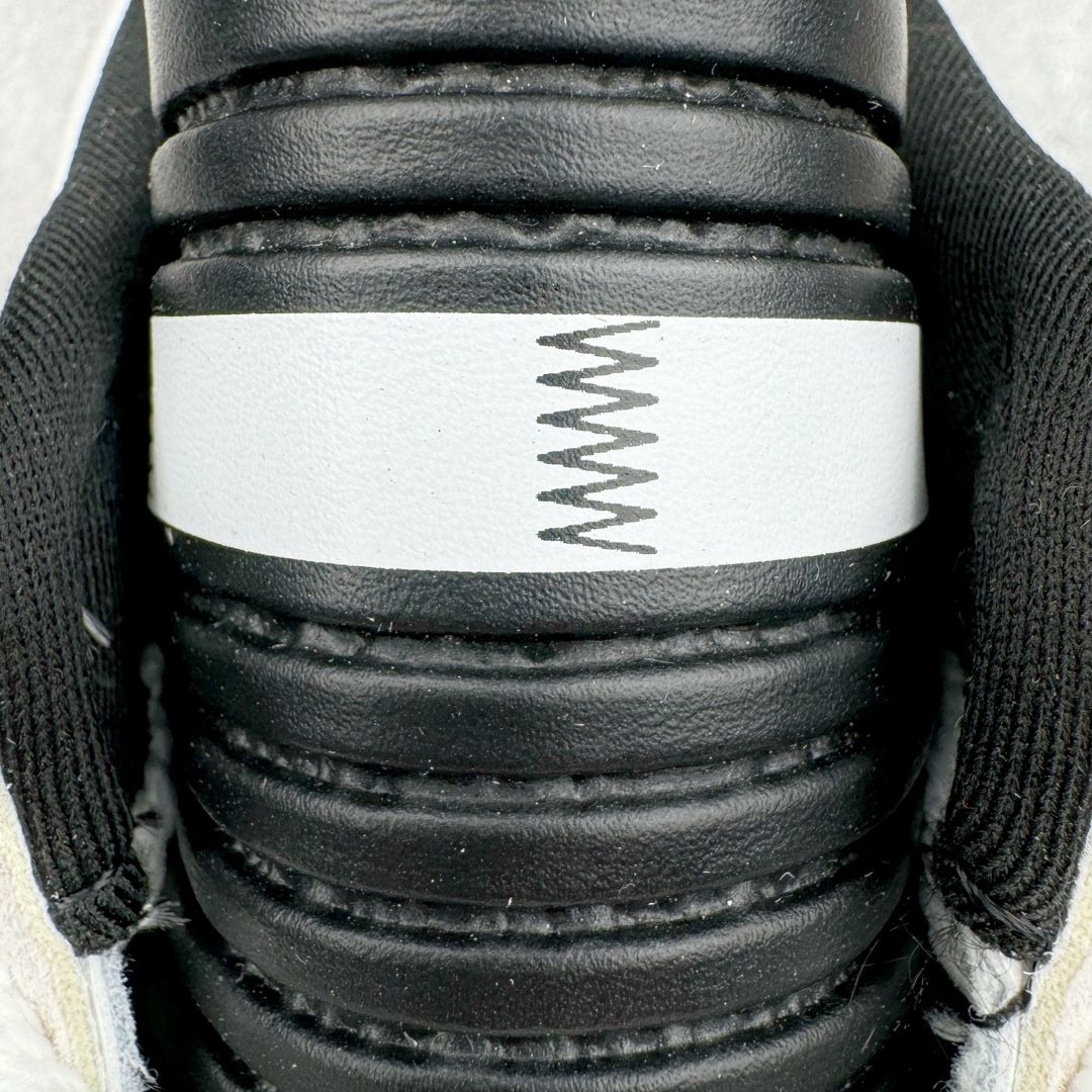 图片[15]-坏痞兔Bad Bunny x AD Gazelle Indoor Trainers \\\”Benito\\\”羚羊内训系列低帮复古百搭休闲运动德训风板鞋“联名白黑浅灰变形鞋头”IF9735 Bad Bunny本人在杂志拍摄时率先上脚带一波节奏，emm，手上拿的杂志封面还是Kylie，看来前女友和布克重新约会，这位哥也还是没放下啊…回到鞋款本身，整体选择了简约的黑白皮革搭配浅灰色长绒麂皮材质，最后以半透明生胶大底收尾，质感在线。不同于以往联名的调色盘操作，Bad Bunny对Gazelle indoor进行了加宽加厚处理，以及鞋头变形的设计，带来全新的歪头面包鞋型Gazelle。此外，鞋款标签直接呈现在后跟处，鞋侧adidas标识下方还加入了\\\”benito\\\”字样，辨识度拉满。 尺码：35 36 36⅔ 37⅓ 38 38⅔ 39⅓ 40 40⅔ 41⅓ 42 42⅔ 43⅓ 44 44⅔ 45-选品中心