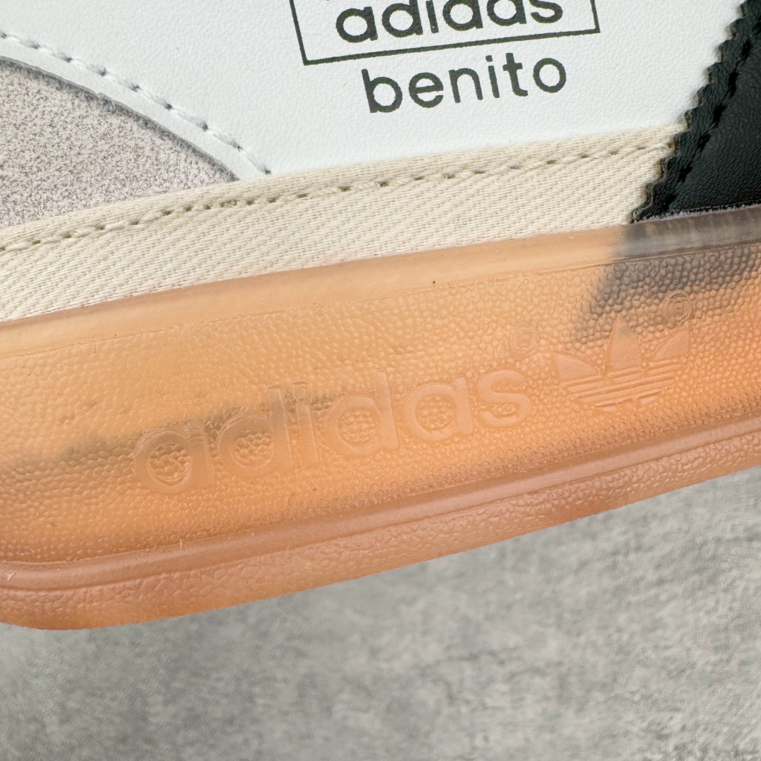 图片[11]-坏痞兔Bad Bunny x AD Gazelle Indoor Trainers \\\”Benito\\\”羚羊内训系列低帮复古百搭休闲运动德训风板鞋“联名白黑浅灰变形鞋头”IF9735 Bad Bunny本人在杂志拍摄时率先上脚带一波节奏，emm，手上拿的杂志封面还是Kylie，看来前女友和布克重新约会，这位哥也还是没放下啊…回到鞋款本身，整体选择了简约的黑白皮革搭配浅灰色长绒麂皮材质，最后以半透明生胶大底收尾，质感在线。不同于以往联名的调色盘操作，Bad Bunny对Gazelle indoor进行了加宽加厚处理，以及鞋头变形的设计，带来全新的歪头面包鞋型Gazelle。此外，鞋款标签直接呈现在后跟处，鞋侧adidas标识下方还加入了\\\”benito\\\”字样，辨识度拉满。 尺码：35 36 36⅔ 37⅓ 38 38⅔ 39⅓ 40 40⅔ 41⅓ 42 42⅔ 43⅓ 44 44⅔ 45-选品中心