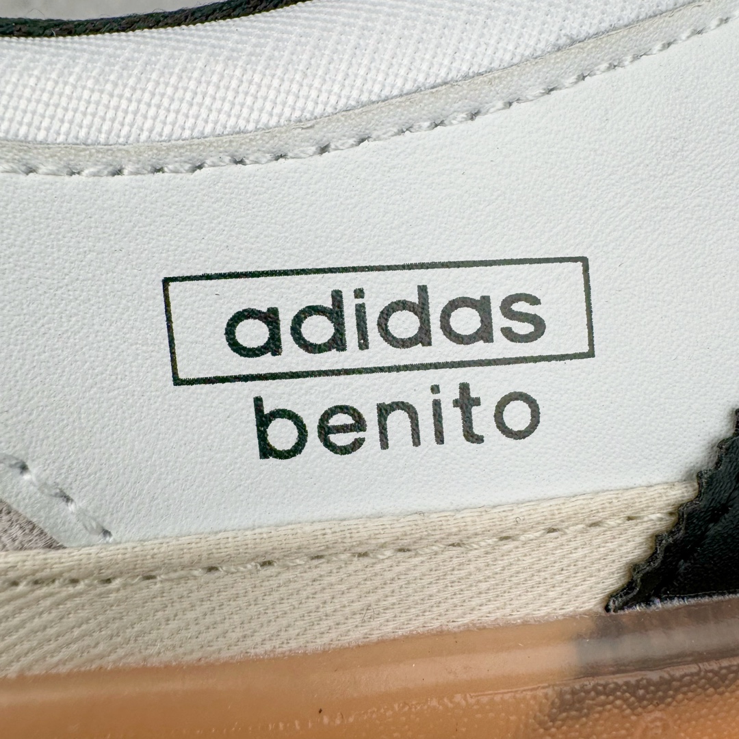 图片[12]-坏痞兔Bad Bunny x AD Gazelle Indoor Trainers \\\”Benito\\\”羚羊内训系列低帮复古百搭休闲运动德训风板鞋“联名白黑浅灰变形鞋头”IF9735 Bad Bunny本人在杂志拍摄时率先上脚带一波节奏，emm，手上拿的杂志封面还是Kylie，看来前女友和布克重新约会，这位哥也还是没放下啊…回到鞋款本身，整体选择了简约的黑白皮革搭配浅灰色长绒麂皮材质，最后以半透明生胶大底收尾，质感在线。不同于以往联名的调色盘操作，Bad Bunny对Gazelle indoor进行了加宽加厚处理，以及鞋头变形的设计，带来全新的歪头面包鞋型Gazelle。此外，鞋款标签直接呈现在后跟处，鞋侧adidas标识下方还加入了\\\”benito\\\”字样，辨识度拉满。 尺码：35 36 36⅔ 37⅓ 38 38⅔ 39⅓ 40 40⅔ 41⅓ 42 42⅔ 43⅓ 44 44⅔ 45-选品中心