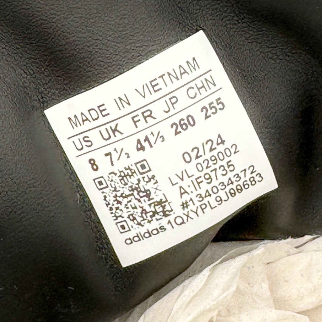 图片[18]-坏痞兔Bad Bunny x AD Gazelle Indoor Trainers \\\”Benito\\\”羚羊内训系列低帮复古百搭休闲运动德训风板鞋“联名白黑浅灰变形鞋头”IF9735 Bad Bunny本人在杂志拍摄时率先上脚带一波节奏，emm，手上拿的杂志封面还是Kylie，看来前女友和布克重新约会，这位哥也还是没放下啊…回到鞋款本身，整体选择了简约的黑白皮革搭配浅灰色长绒麂皮材质，最后以半透明生胶大底收尾，质感在线。不同于以往联名的调色盘操作，Bad Bunny对Gazelle indoor进行了加宽加厚处理，以及鞋头变形的设计，带来全新的歪头面包鞋型Gazelle。此外，鞋款标签直接呈现在后跟处，鞋侧adidas标识下方还加入了\\\”benito\\\”字样，辨识度拉满。 尺码：35 36 36⅔ 37⅓ 38 38⅔ 39⅓ 40 40⅔ 41⅓ 42 42⅔ 43⅓ 44 44⅔ 45-选品中心