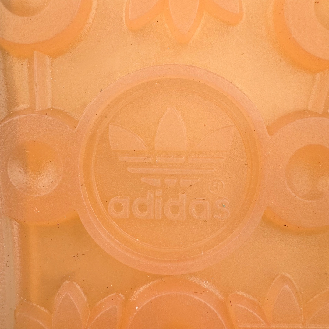 图片[14]-坏痞兔Bad Bunny x AD Gazelle Indoor Trainers \\\”Benito\\\”羚羊内训系列低帮复古百搭休闲运动德训风板鞋“联名白黑浅灰变形鞋头”IF9735 Bad Bunny本人在杂志拍摄时率先上脚带一波节奏，emm，手上拿的杂志封面还是Kylie，看来前女友和布克重新约会，这位哥也还是没放下啊…回到鞋款本身，整体选择了简约的黑白皮革搭配浅灰色长绒麂皮材质，最后以半透明生胶大底收尾，质感在线。不同于以往联名的调色盘操作，Bad Bunny对Gazelle indoor进行了加宽加厚处理，以及鞋头变形的设计，带来全新的歪头面包鞋型Gazelle。此外，鞋款标签直接呈现在后跟处，鞋侧adidas标识下方还加入了\\\”benito\\\”字样，辨识度拉满。 尺码：35 36 36⅔ 37⅓ 38 38⅔ 39⅓ 40 40⅔ 41⅓ 42 42⅔ 43⅓ 44 44⅔ 45-选品中心