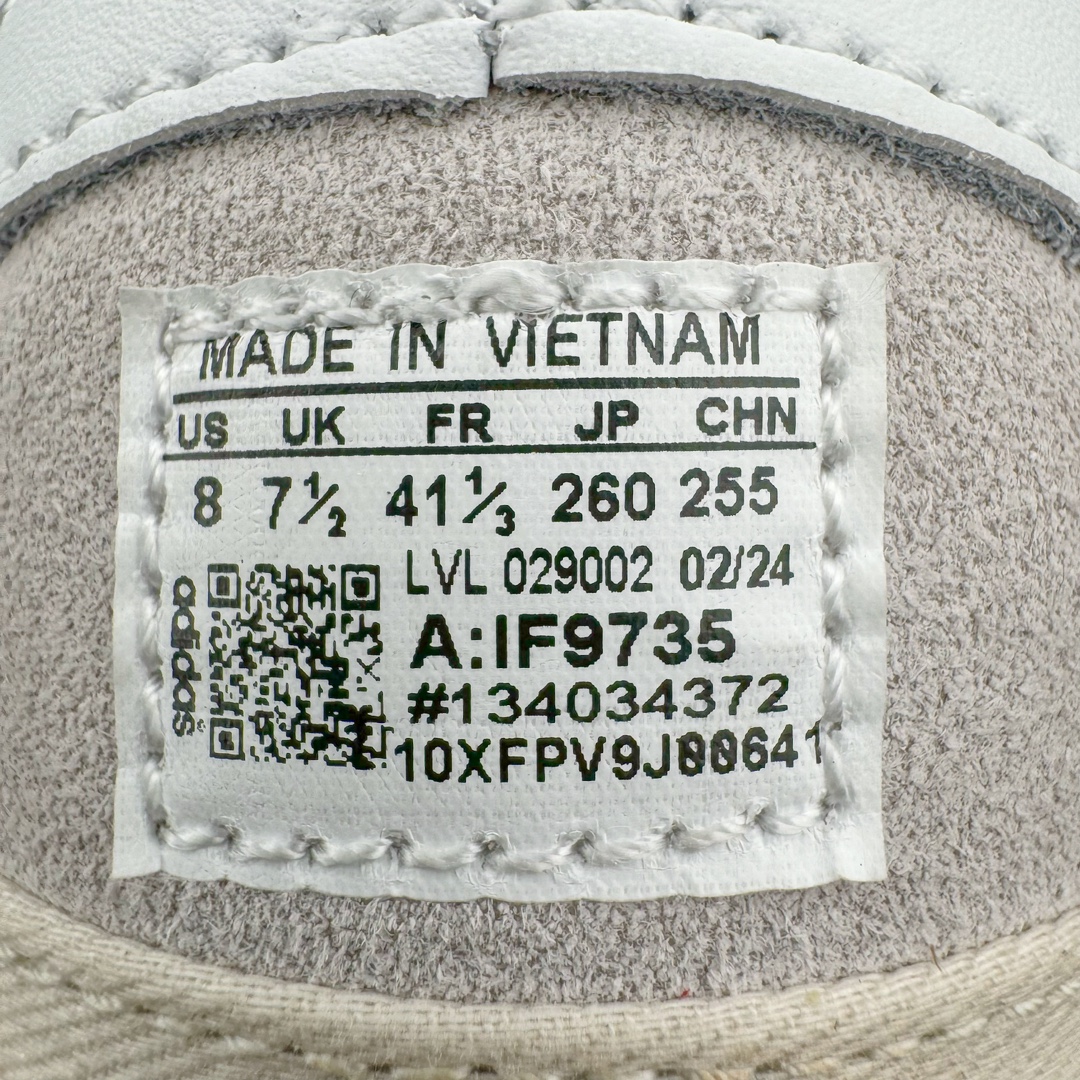 图片[17]-坏痞兔Bad Bunny x AD Gazelle Indoor Trainers \\\”Benito\\\”羚羊内训系列低帮复古百搭休闲运动德训风板鞋“联名白黑浅灰变形鞋头”IF9735 Bad Bunny本人在杂志拍摄时率先上脚带一波节奏，emm，手上拿的杂志封面还是Kylie，看来前女友和布克重新约会，这位哥也还是没放下啊…回到鞋款本身，整体选择了简约的黑白皮革搭配浅灰色长绒麂皮材质，最后以半透明生胶大底收尾，质感在线。不同于以往联名的调色盘操作，Bad Bunny对Gazelle indoor进行了加宽加厚处理，以及鞋头变形的设计，带来全新的歪头面包鞋型Gazelle。此外，鞋款标签直接呈现在后跟处，鞋侧adidas标识下方还加入了\\\”benito\\\”字样，辨识度拉满。 尺码：35 36 36⅔ 37⅓ 38 38⅔ 39⅓ 40 40⅔ 41⅓ 42 42⅔ 43⅓ 44 44⅔ 45-选品中心