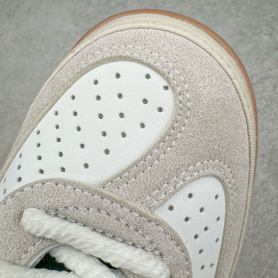 图片[10]-坏痞兔Bad Bunny x AD Gazelle Indoor Trainers \\\”Benito\\\”羚羊内训系列低帮复古百搭休闲运动德训风板鞋“联名白黑浅灰变形鞋头”IF9735 Bad Bunny本人在杂志拍摄时率先上脚带一波节奏，emm，手上拿的杂志封面还是Kylie，看来前女友和布克重新约会，这位哥也还是没放下啊…回到鞋款本身，整体选择了简约的黑白皮革搭配浅灰色长绒麂皮材质，最后以半透明生胶大底收尾，质感在线。不同于以往联名的调色盘操作，Bad Bunny对Gazelle indoor进行了加宽加厚处理，以及鞋头变形的设计，带来全新的歪头面包鞋型Gazelle。此外，鞋款标签直接呈现在后跟处，鞋侧adidas标识下方还加入了\\\”benito\\\”字样，辨识度拉满。 尺码：35 36 36⅔ 37⅓ 38 38⅔ 39⅓ 40 40⅔ 41⅓ 42 42⅔ 43⅓ 44 44⅔ 45-选品中心