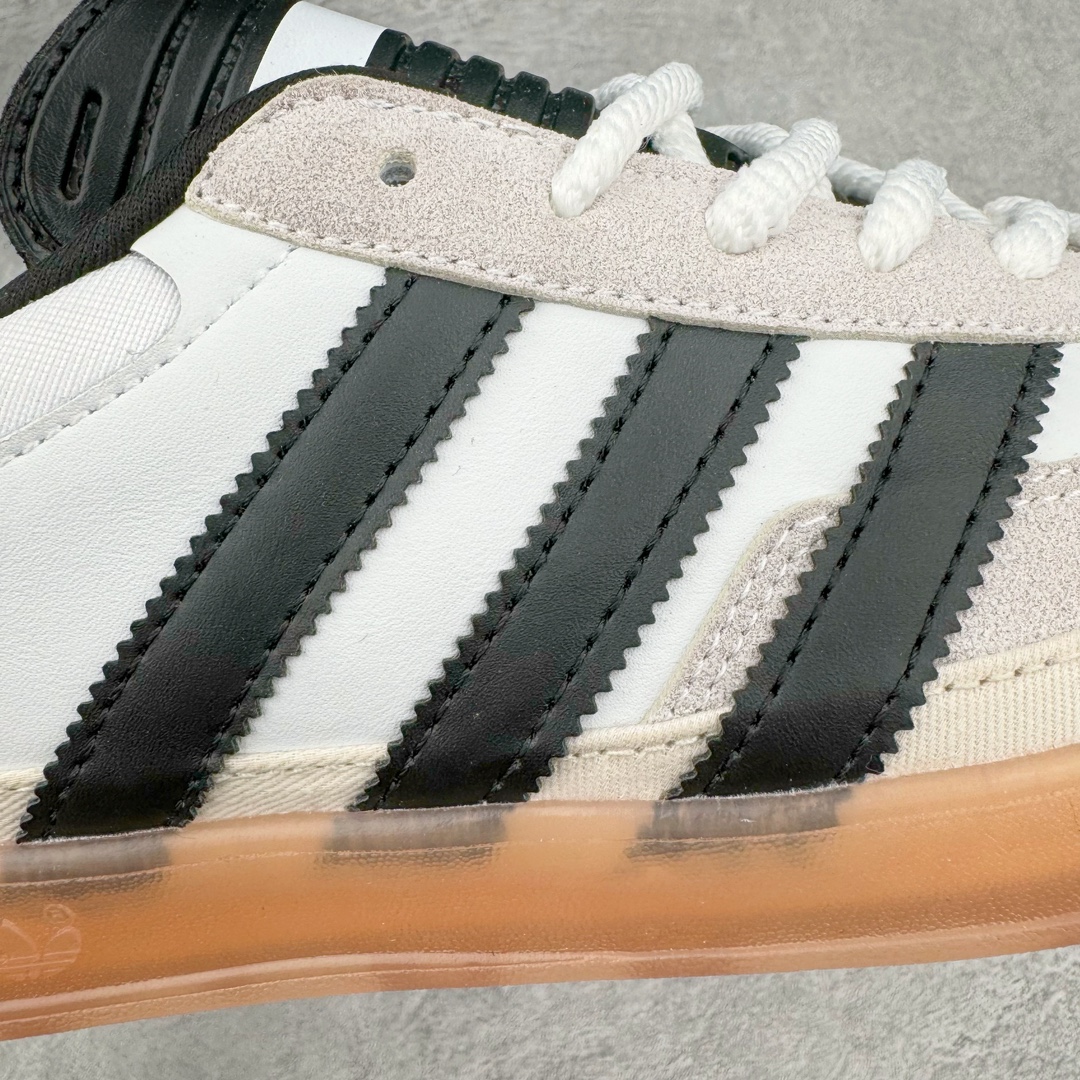 图片[13]-坏痞兔Bad Bunny x AD Gazelle Indoor Trainers \\\”Benito\\\”羚羊内训系列低帮复古百搭休闲运动德训风板鞋“联名白黑浅灰变形鞋头”IF9735 Bad Bunny本人在杂志拍摄时率先上脚带一波节奏，emm，手上拿的杂志封面还是Kylie，看来前女友和布克重新约会，这位哥也还是没放下啊…回到鞋款本身，整体选择了简约的黑白皮革搭配浅灰色长绒麂皮材质，最后以半透明生胶大底收尾，质感在线。不同于以往联名的调色盘操作，Bad Bunny对Gazelle indoor进行了加宽加厚处理，以及鞋头变形的设计，带来全新的歪头面包鞋型Gazelle。此外，鞋款标签直接呈现在后跟处，鞋侧adidas标识下方还加入了\\\”benito\\\”字样，辨识度拉满。 尺码：35 36 36⅔ 37⅓ 38 38⅔ 39⅓ 40 40⅔ 41⅓ 42 42⅔ 43⅓ 44 44⅔ 45-选品中心