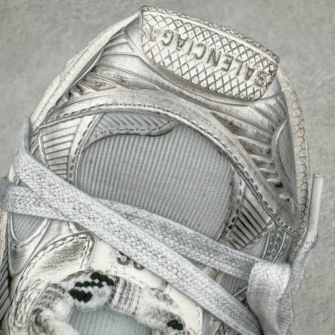 图片[16]-＃XA纯原 BALENCIAGA 3XL Sneakers 巴黎世家十代网布系带低帮走秀复古老爹鞋 全套原纸板楦头开发 最原汁原味的灵魂版型 全鞋荧光划线卡点 胶水把控整洁度追求极致完美 每一双都是工艺品 多重QC质检 超越公司货的品控标准 实实在在的免检产品 原盒原配 正确字体电绣 粗细、位置、大小正确 侧边TPU 透气孔匹配意产原版 正确分离大底 TPU软底 原版一致大底LOGO 立体感十足 原厂皮料水洗做旧 采购原厂网纱 不含皮革 网布材料和聚氨酯 磨损效果 鞋头边缘和后帮 Balenciaga 徽标 鞋面和后跟凸印尺码 鞋舌 3XL 橡胶品牌标识和反光细节 鞋帮拉袢和鞋舌拉祥 配反光细节 备用鞋带在鞋履前侧 可在穿着前取下 便于不同造型搭配 正常尺码 尺码：35 36 37 38 39 40 41 42 43 44 45 46-选品中心