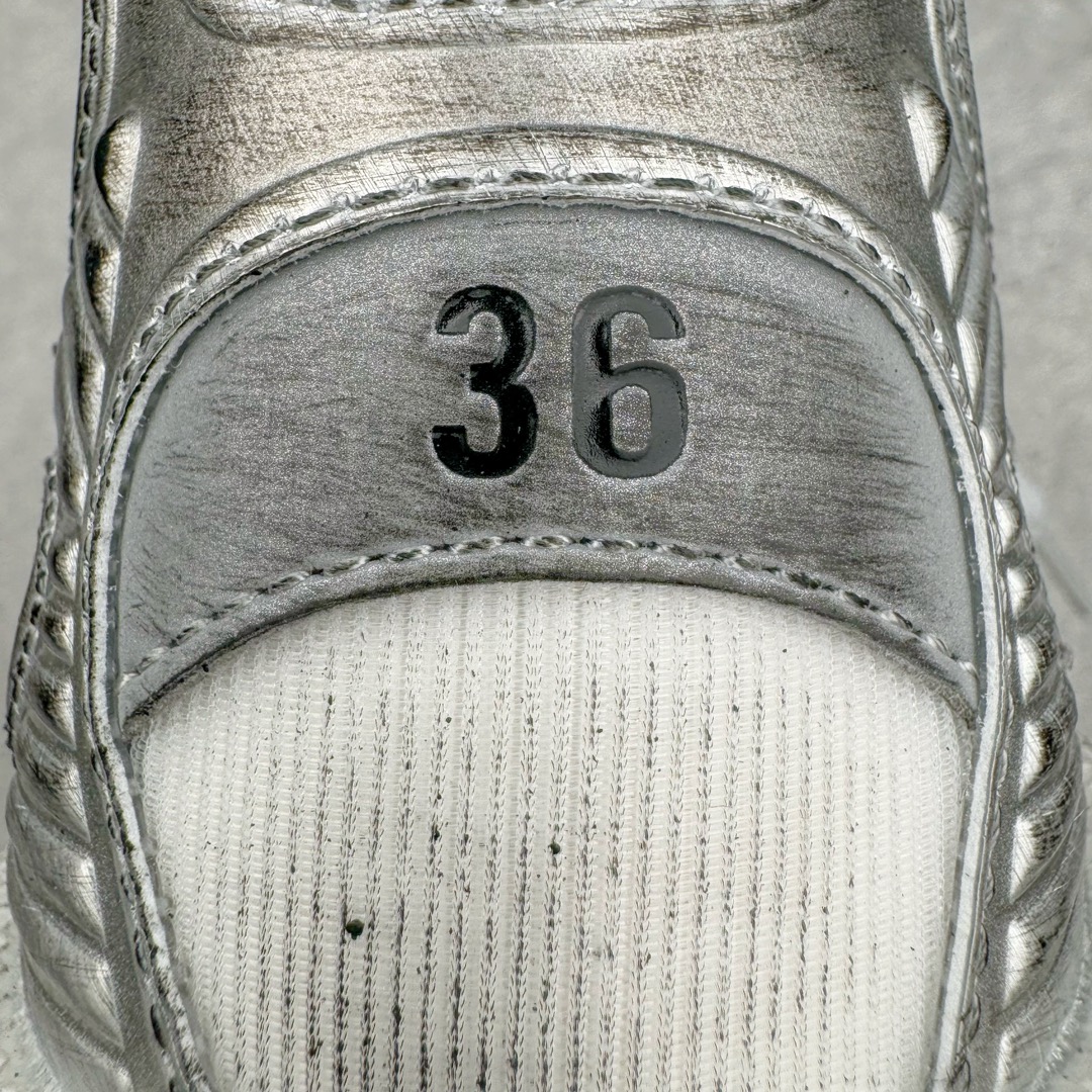 图片[13]-＃XA纯原 BALENCIAGA 3XL Sneakers 巴黎世家十代网布系带低帮走秀复古老爹鞋 全套原纸板楦头开发 最原汁原味的灵魂版型 全鞋荧光划线卡点 胶水把控整洁度追求极致完美 每一双都是工艺品 多重QC质检 超越公司货的品控标准 实实在在的免检产品 原盒原配 正确字体电绣 粗细、位置、大小正确 侧边TPU 透气孔匹配意产原版 正确分离大底 TPU软底 原版一致大底LOGO 立体感十足 原厂皮料水洗做旧 采购原厂网纱 不含皮革 网布材料和聚氨酯 磨损效果 鞋头边缘和后帮 Balenciaga 徽标 鞋面和后跟凸印尺码 鞋舌 3XL 橡胶品牌标识和反光细节 鞋帮拉袢和鞋舌拉祥 配反光细节 备用鞋带在鞋履前侧 可在穿着前取下 便于不同造型搭配 正常尺码 尺码：35 36 37 38 39 40 41 42 43 44 45 46-选品中心