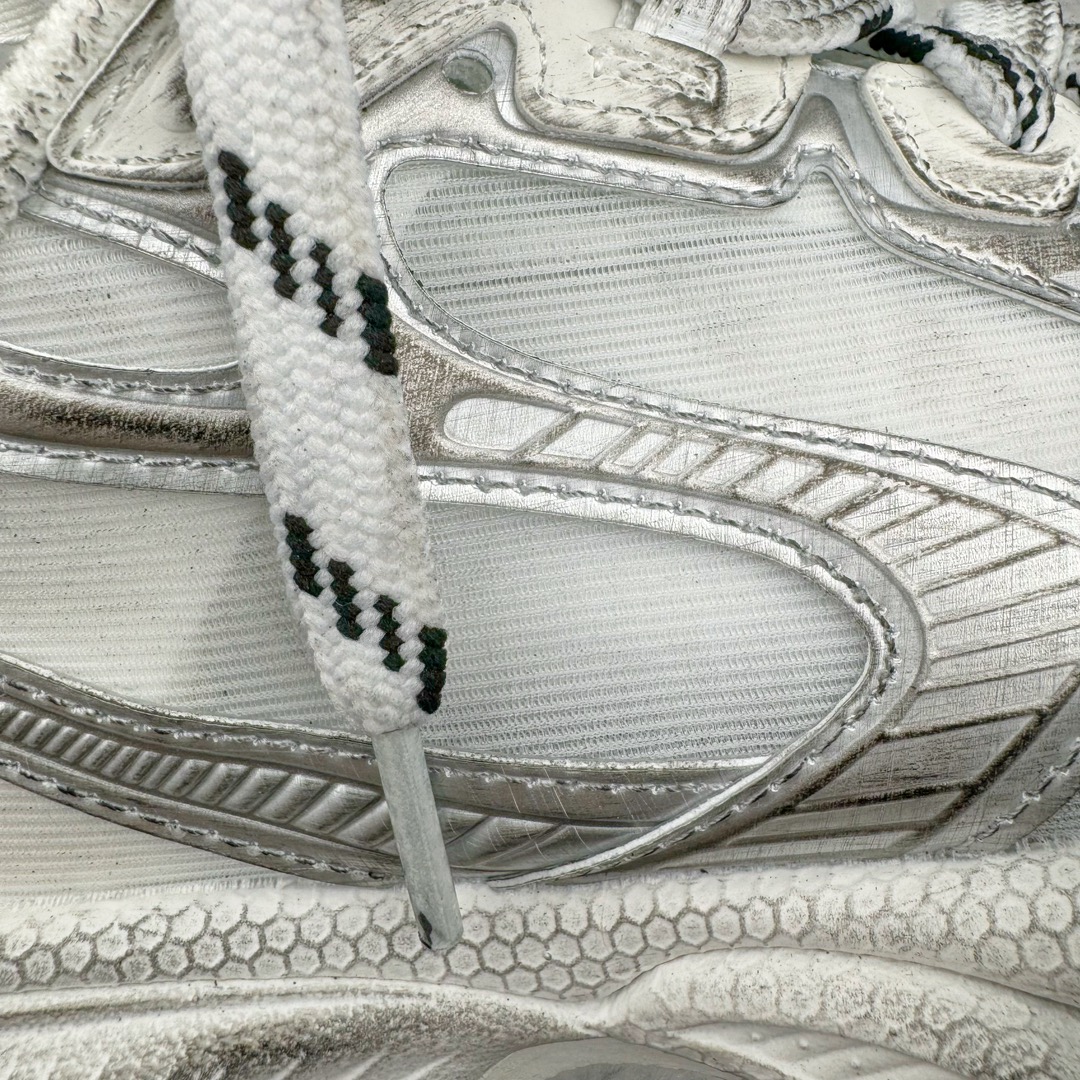 图片[14]-＃XA纯原 BALENCIAGA 3XL Sneakers 巴黎世家十代网布系带低帮走秀复古老爹鞋 全套原纸板楦头开发 最原汁原味的灵魂版型 全鞋荧光划线卡点 胶水把控整洁度追求极致完美 每一双都是工艺品 多重QC质检 超越公司货的品控标准 实实在在的免检产品 原盒原配 正确字体电绣 粗细、位置、大小正确 侧边TPU 透气孔匹配意产原版 正确分离大底 TPU软底 原版一致大底LOGO 立体感十足 原厂皮料水洗做旧 采购原厂网纱 不含皮革 网布材料和聚氨酯 磨损效果 鞋头边缘和后帮 Balenciaga 徽标 鞋面和后跟凸印尺码 鞋舌 3XL 橡胶品牌标识和反光细节 鞋帮拉袢和鞋舌拉祥 配反光细节 备用鞋带在鞋履前侧 可在穿着前取下 便于不同造型搭配 正常尺码 尺码：35 36 37 38 39 40 41 42 43 44 45 46-选品中心