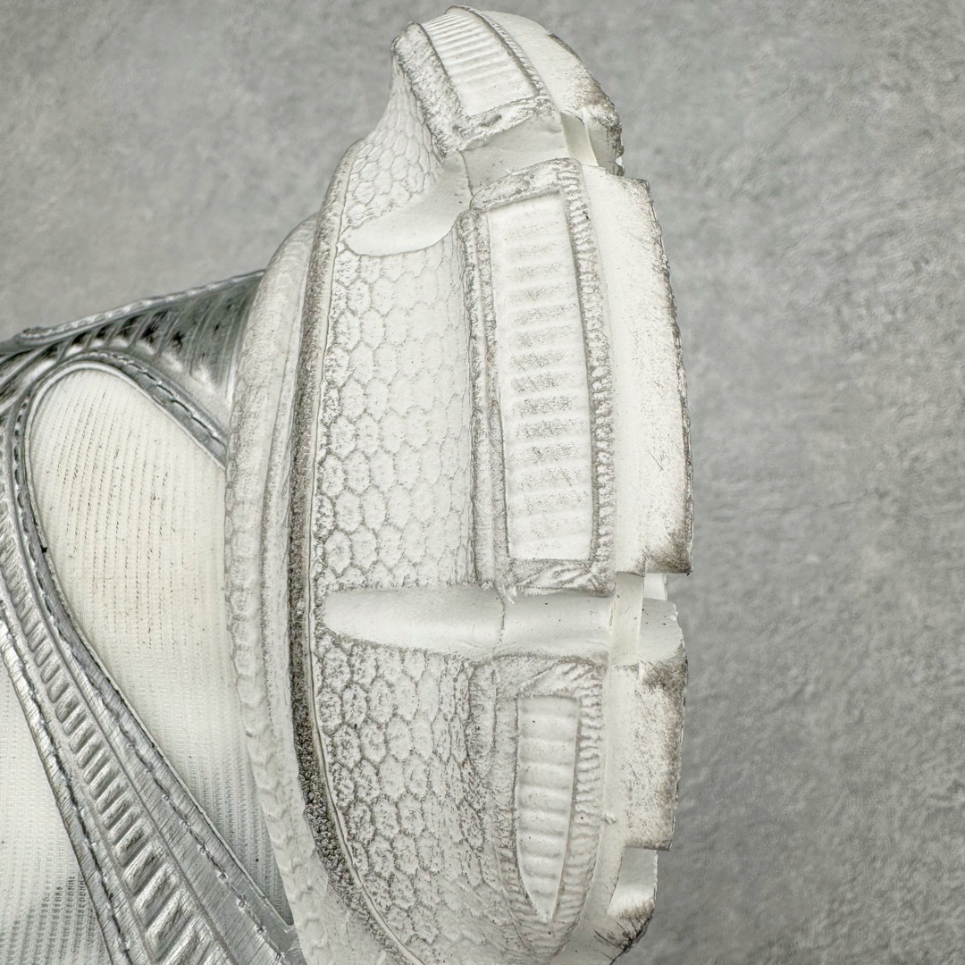 图片[12]-＃XA纯原 BALENCIAGA 3XL Sneakers 巴黎世家十代网布系带低帮走秀复古老爹鞋 全套原纸板楦头开发 最原汁原味的灵魂版型 全鞋荧光划线卡点 胶水把控整洁度追求极致完美 每一双都是工艺品 多重QC质检 超越公司货的品控标准 实实在在的免检产品 原盒原配 正确字体电绣 粗细、位置、大小正确 侧边TPU 透气孔匹配意产原版 正确分离大底 TPU软底 原版一致大底LOGO 立体感十足 原厂皮料水洗做旧 采购原厂网纱 不含皮革 网布材料和聚氨酯 磨损效果 鞋头边缘和后帮 Balenciaga 徽标 鞋面和后跟凸印尺码 鞋舌 3XL 橡胶品牌标识和反光细节 鞋帮拉袢和鞋舌拉祥 配反光细节 备用鞋带在鞋履前侧 可在穿着前取下 便于不同造型搭配 正常尺码 尺码：35 36 37 38 39 40 41 42 43 44 45 46-选品中心