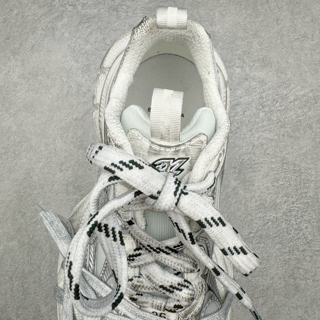 图片[5]-＃XA纯原 BALENCIAGA 3XL Sneakers 巴黎世家十代网布系带低帮走秀复古老爹鞋 全套原纸板楦头开发 最原汁原味的灵魂版型 全鞋荧光划线卡点 胶水把控整洁度追求极致完美 每一双都是工艺品 多重QC质检 超越公司货的品控标准 实实在在的免检产品 原盒原配 正确字体电绣 粗细、位置、大小正确 侧边TPU 透气孔匹配意产原版 正确分离大底 TPU软底 原版一致大底LOGO 立体感十足 原厂皮料水洗做旧 采购原厂网纱 不含皮革 网布材料和聚氨酯 磨损效果 鞋头边缘和后帮 Balenciaga 徽标 鞋面和后跟凸印尺码 鞋舌 3XL 橡胶品牌标识和反光细节 鞋帮拉袢和鞋舌拉祥 配反光细节 备用鞋带在鞋履前侧 可在穿着前取下 便于不同造型搭配 正常尺码 尺码：35 36 37 38 39 40 41 42 43 44 45 46-选品中心