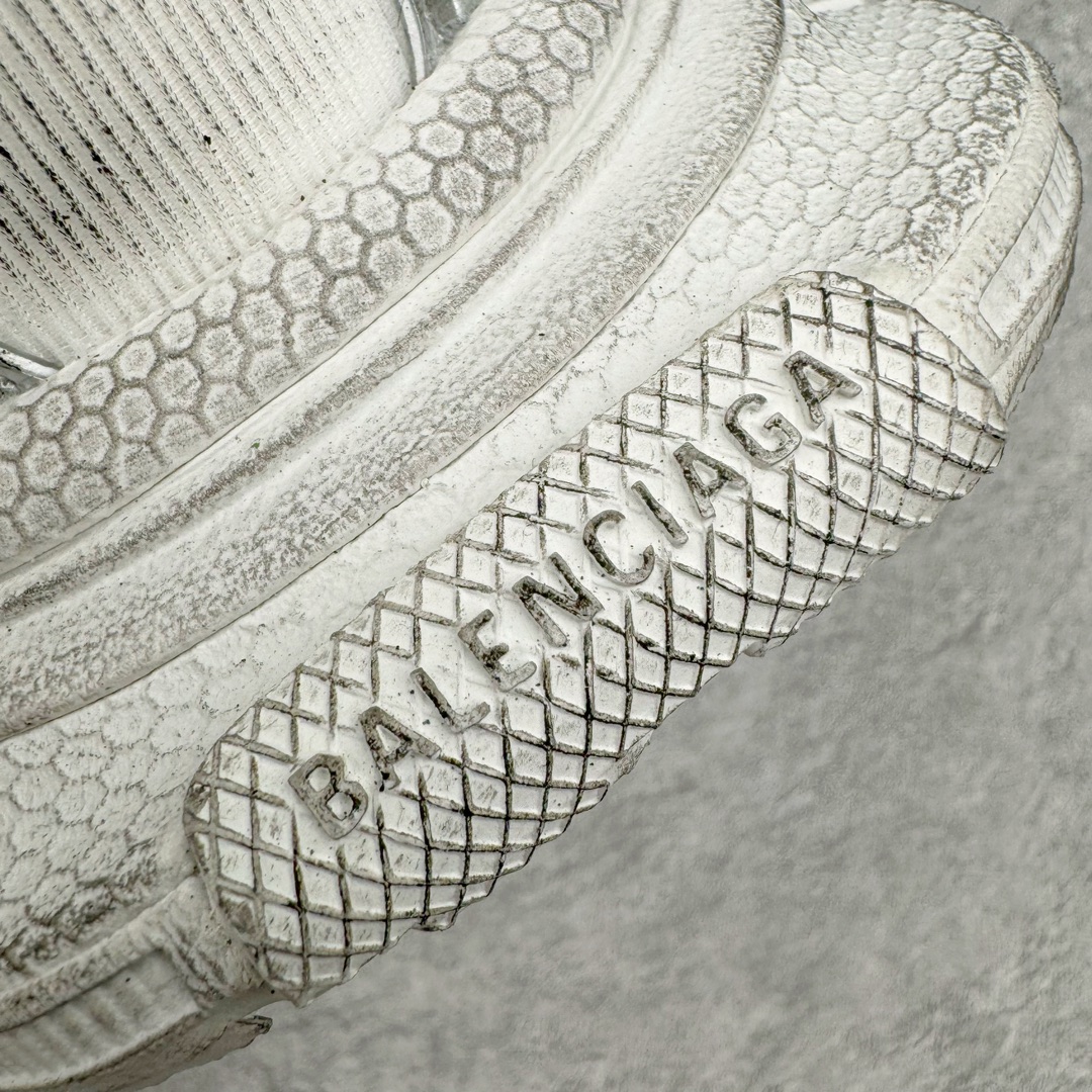 图片[11]-＃XA纯原 BALENCIAGA 3XL Sneakers 巴黎世家十代网布系带低帮走秀复古老爹鞋 全套原纸板楦头开发 最原汁原味的灵魂版型 全鞋荧光划线卡点 胶水把控整洁度追求极致完美 每一双都是工艺品 多重QC质检 超越公司货的品控标准 实实在在的免检产品 原盒原配 正确字体电绣 粗细、位置、大小正确 侧边TPU 透气孔匹配意产原版 正确分离大底 TPU软底 原版一致大底LOGO 立体感十足 原厂皮料水洗做旧 采购原厂网纱 不含皮革 网布材料和聚氨酯 磨损效果 鞋头边缘和后帮 Balenciaga 徽标 鞋面和后跟凸印尺码 鞋舌 3XL 橡胶品牌标识和反光细节 鞋帮拉袢和鞋舌拉祥 配反光细节 备用鞋带在鞋履前侧 可在穿着前取下 便于不同造型搭配 正常尺码 尺码：35 36 37 38 39 40 41 42 43 44 45 46-选品中心