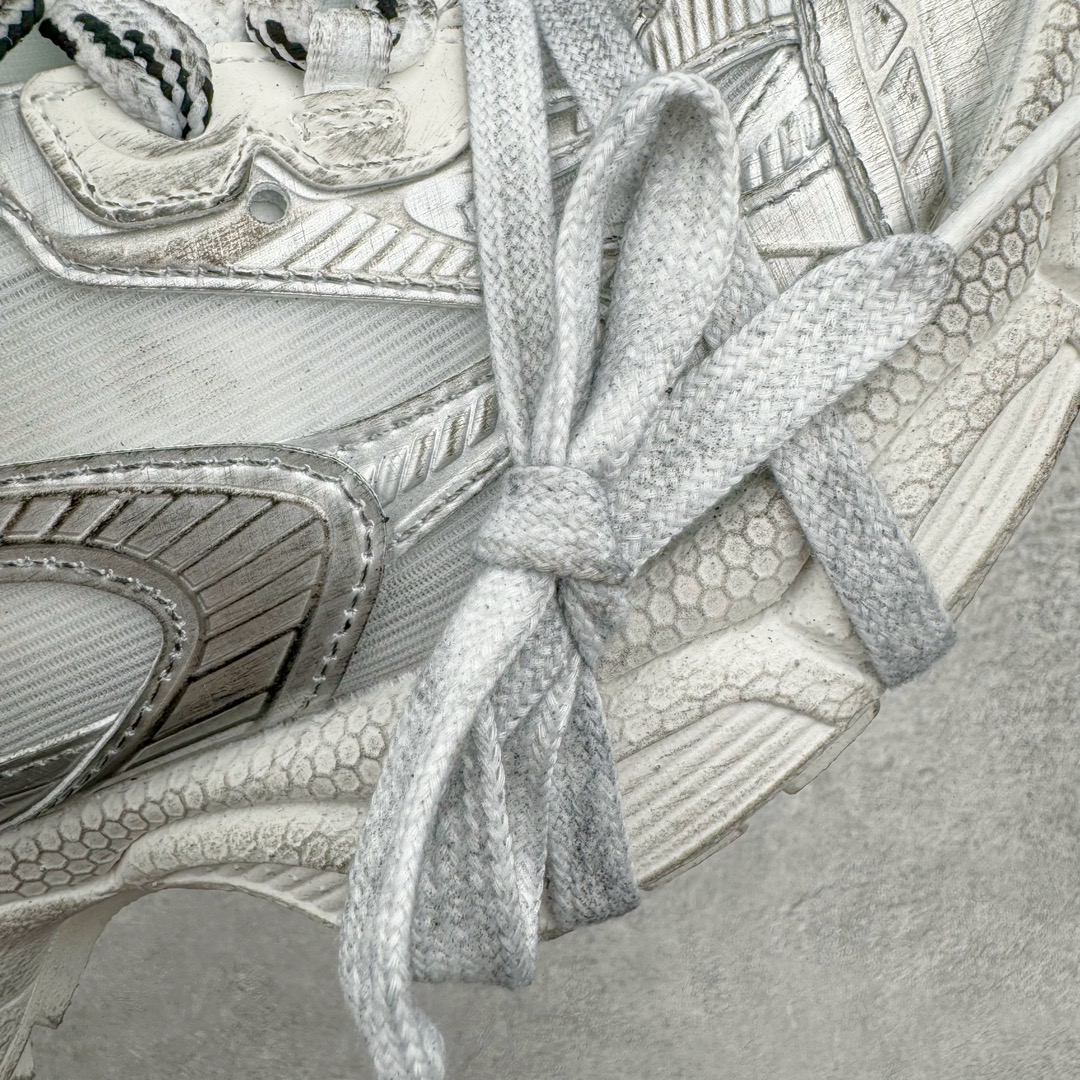图片[15]-＃XA纯原 BALENCIAGA 3XL Sneakers 巴黎世家十代网布系带低帮走秀复古老爹鞋 全套原纸板楦头开发 最原汁原味的灵魂版型 全鞋荧光划线卡点 胶水把控整洁度追求极致完美 每一双都是工艺品 多重QC质检 超越公司货的品控标准 实实在在的免检产品 原盒原配 正确字体电绣 粗细、位置、大小正确 侧边TPU 透气孔匹配意产原版 正确分离大底 TPU软底 原版一致大底LOGO 立体感十足 原厂皮料水洗做旧 采购原厂网纱 不含皮革 网布材料和聚氨酯 磨损效果 鞋头边缘和后帮 Balenciaga 徽标 鞋面和后跟凸印尺码 鞋舌 3XL 橡胶品牌标识和反光细节 鞋帮拉袢和鞋舌拉祥 配反光细节 备用鞋带在鞋履前侧 可在穿着前取下 便于不同造型搭配 正常尺码 尺码：35 36 37 38 39 40 41 42 43 44 45 46-选品中心