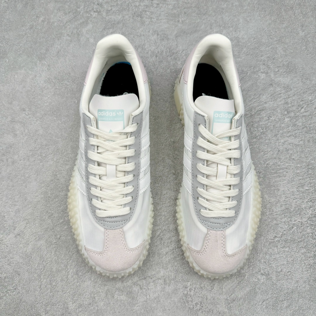 图片[2]-＃纯原 AD Originals Country x Kamanda卡曼达混合系列章鱼卷底复古锯齿休闲运动训练慢跑鞋 货号：G27825 今年推出的全新鞋型 Kamanda，由于其夸张独特的外底，被玩家们称为“鱿鱼卷”，关注度一直颇高。将经典跑鞋 Country 的鞋面移植到 Kamanda 外底上 鞋面使用轻薄的尼龙布搭配皮革打造，以白色搭配绿色点缀，无论用料质感还是配色都极具复古气息。外底为 Kamanda 标志性的上翻设计，造型前卫，与复古风鞋面形成鲜明反差。尺码：36 36.5 37.5 38 38.5 39 40 40.5 41 42 42.5 43 44 44.5 45-选品中心