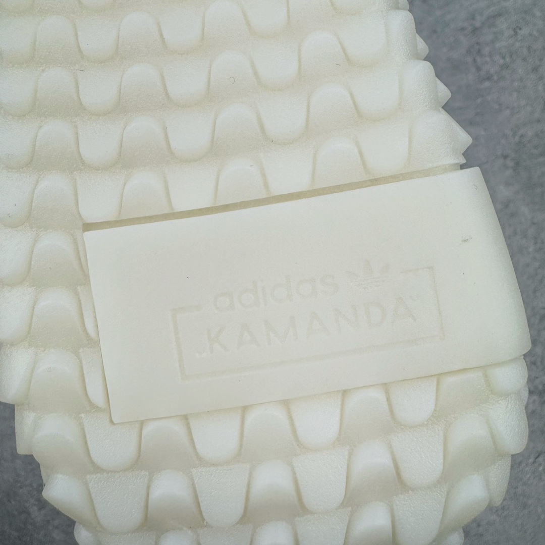 图片[16]-＃纯原 AD Originals Country x Kamanda卡曼达混合系列章鱼卷底复古锯齿休闲运动训练慢跑鞋 货号：G27825 今年推出的全新鞋型 Kamanda，由于其夸张独特的外底，被玩家们称为“鱿鱼卷”，关注度一直颇高。将经典跑鞋 Country 的鞋面移植到 Kamanda 外底上 鞋面使用轻薄的尼龙布搭配皮革打造，以白色搭配绿色点缀，无论用料质感还是配色都极具复古气息。外底为 Kamanda 标志性的上翻设计，造型前卫，与复古风鞋面形成鲜明反差。尺码：36 36.5 37.5 38 38.5 39 40 40.5 41 42 42.5 43 44 44.5 45-选品中心