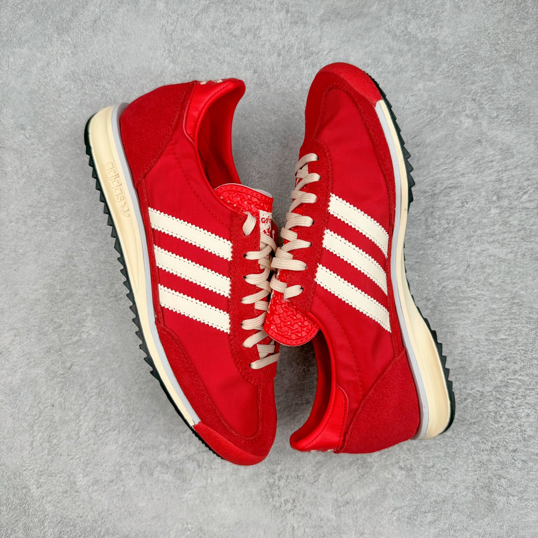 图片[3]-＃MF AD Wmns SL72 OG 系列德训足球风百搭低帮休闲运动板鞋 IE3475 Originals推出复古「T头鞋」造型的SL72鞋款复刻，有男女两款可选。男生款为SL72RS，鞋型挺立饱满，鞋底增加高度，采用麂皮与布面制作，符合复古氛围；女生款为SL72OGW，致敬经典款式，鞋身纤细，还原70年代设计，以绿色呈现，点缀金色细节。多款配色可选。「T 头鞋」这两年有多火大家见到了吧？明星、穿搭博主几乎人手一双，凭借复古味的外观，以及亲民的价格，同样成为了不少球鞋玩家日常上脚首选。近日 adidas Originals 将有「T 头鞋」造型的诞生于 1972 年的 SL72 鞋款复刻带回，各位买鞋又有新选择了。1972 年 SL72 问世后，引领了后来阿迪达斯的跑鞋发展方向，其中「SL」代表了 Super Light，彰显了产品轻便的特性。1972 年 SL72 问世后，引领了后来阿迪达斯的跑鞋发展方向，其中「SL」代表了 Super Light，彰显了产品轻便的特性。这次 adidas Originals 延续其轻质经典的基因，带来男女两款 SL72。男生款带来 SL72 RS 鞋型，RS 意为 Reshaped（重塑），鞋款在保留了经典的外观基础上，在尼龙材质里增加了填充物，使鞋型更加挺立和饱满，鞋头则更加圆润，鞋底的 EVA 材质则增加了鞋款的高度。女生款则带来 SL72 OG W 鞋型，OG 顾名思义则是致敬经典款式，相较于 RS（Reshaped）鞋款，鞋身更加纤细，其整体鞋身轮廓、线条、细节、材质上尊崇 70 年代 SL72 的设计，还原经典味道。尺码：36 36⅔ 37⅓ 38 38⅔ 39⅓ 40 40⅔ 41⅓ 42 42⅔ 43⅓ 44 44⅔ 45-选品中心