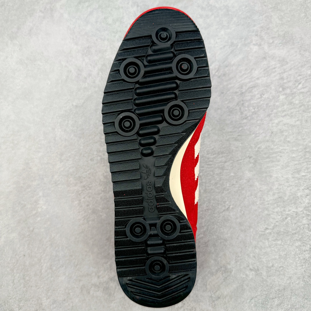 图片[9]-＃MF AD Wmns SL72 OG 系列德训足球风百搭低帮休闲运动板鞋 IE3475 Originals推出复古「T头鞋」造型的SL72鞋款复刻，有男女两款可选。男生款为SL72RS，鞋型挺立饱满，鞋底增加高度，采用麂皮与布面制作，符合复古氛围；女生款为SL72OGW，致敬经典款式，鞋身纤细，还原70年代设计，以绿色呈现，点缀金色细节。多款配色可选。「T 头鞋」这两年有多火大家见到了吧？明星、穿搭博主几乎人手一双，凭借复古味的外观，以及亲民的价格，同样成为了不少球鞋玩家日常上脚首选。近日 adidas Originals 将有「T 头鞋」造型的诞生于 1972 年的 SL72 鞋款复刻带回，各位买鞋又有新选择了。1972 年 SL72 问世后，引领了后来阿迪达斯的跑鞋发展方向，其中「SL」代表了 Super Light，彰显了产品轻便的特性。1972 年 SL72 问世后，引领了后来阿迪达斯的跑鞋发展方向，其中「SL」代表了 Super Light，彰显了产品轻便的特性。这次 adidas Originals 延续其轻质经典的基因，带来男女两款 SL72。男生款带来 SL72 RS 鞋型，RS 意为 Reshaped（重塑），鞋款在保留了经典的外观基础上，在尼龙材质里增加了填充物，使鞋型更加挺立和饱满，鞋头则更加圆润，鞋底的 EVA 材质则增加了鞋款的高度。女生款则带来 SL72 OG W 鞋型，OG 顾名思义则是致敬经典款式，相较于 RS（Reshaped）鞋款，鞋身更加纤细，其整体鞋身轮廓、线条、细节、材质上尊崇 70 年代 SL72 的设计，还原经典味道。尺码：36 36⅔ 37⅓ 38 38⅔ 39⅓ 40 40⅔ 41⅓ 42 42⅔ 43⅓ 44 44⅔ 45-选品中心