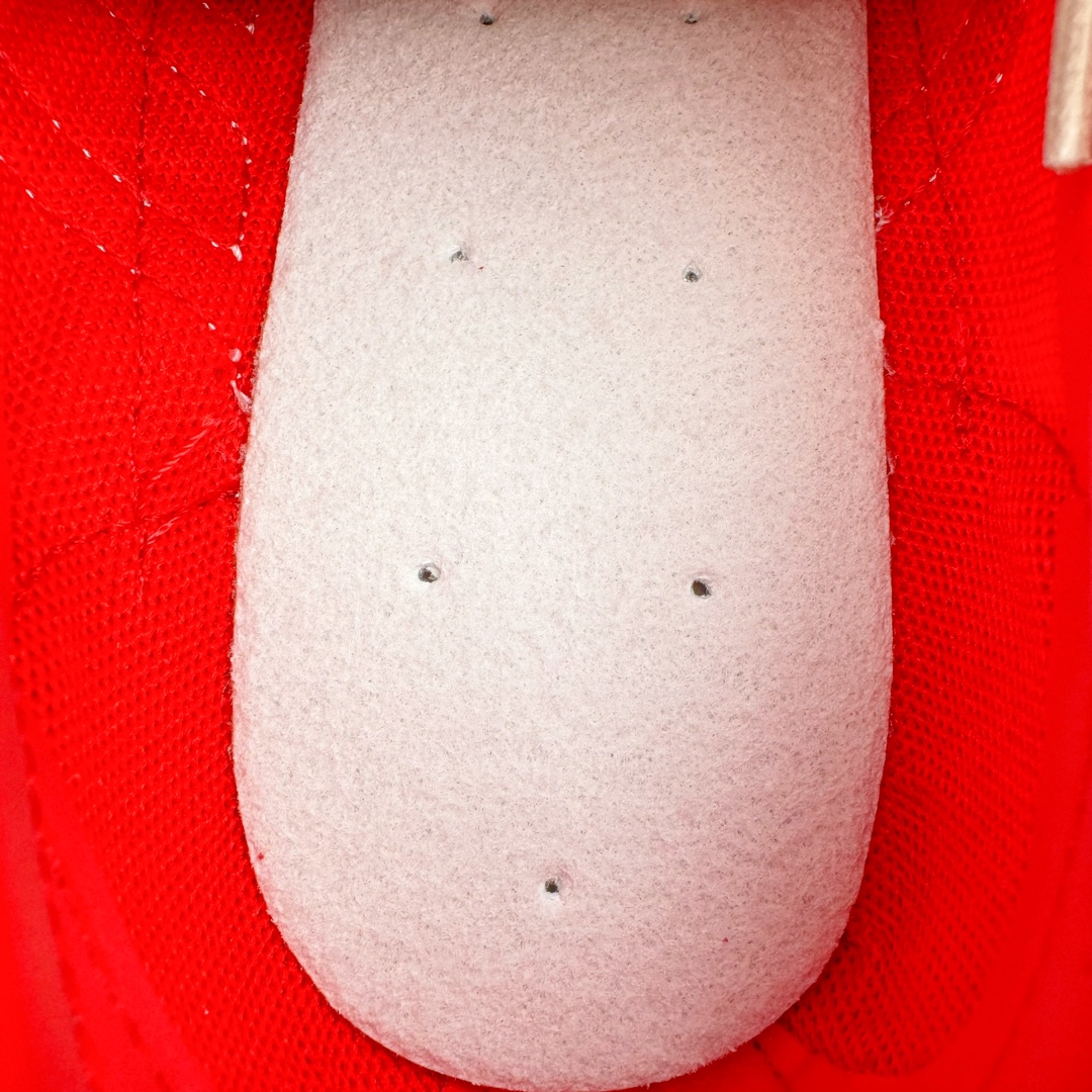 图片[10]-＃MF AD Wmns SL72 OG 系列德训足球风百搭低帮休闲运动板鞋 IE3475 Originals推出复古「T头鞋」造型的SL72鞋款复刻，有男女两款可选。男生款为SL72RS，鞋型挺立饱满，鞋底增加高度，采用麂皮与布面制作，符合复古氛围；女生款为SL72OGW，致敬经典款式，鞋身纤细，还原70年代设计，以绿色呈现，点缀金色细节。多款配色可选。「T 头鞋」这两年有多火大家见到了吧？明星、穿搭博主几乎人手一双，凭借复古味的外观，以及亲民的价格，同样成为了不少球鞋玩家日常上脚首选。近日 adidas Originals 将有「T 头鞋」造型的诞生于 1972 年的 SL72 鞋款复刻带回，各位买鞋又有新选择了。1972 年 SL72 问世后，引领了后来阿迪达斯的跑鞋发展方向，其中「SL」代表了 Super Light，彰显了产品轻便的特性。1972 年 SL72 问世后，引领了后来阿迪达斯的跑鞋发展方向，其中「SL」代表了 Super Light，彰显了产品轻便的特性。这次 adidas Originals 延续其轻质经典的基因，带来男女两款 SL72。男生款带来 SL72 RS 鞋型，RS 意为 Reshaped（重塑），鞋款在保留了经典的外观基础上，在尼龙材质里增加了填充物，使鞋型更加挺立和饱满，鞋头则更加圆润，鞋底的 EVA 材质则增加了鞋款的高度。女生款则带来 SL72 OG W 鞋型，OG 顾名思义则是致敬经典款式，相较于 RS（Reshaped）鞋款，鞋身更加纤细，其整体鞋身轮廓、线条、细节、材质上尊崇 70 年代 SL72 的设计，还原经典味道。尺码：36 36⅔ 37⅓ 38 38⅔ 39⅓ 40 40⅔ 41⅓ 42 42⅔ 43⅓ 44 44⅔ 45-选品中心