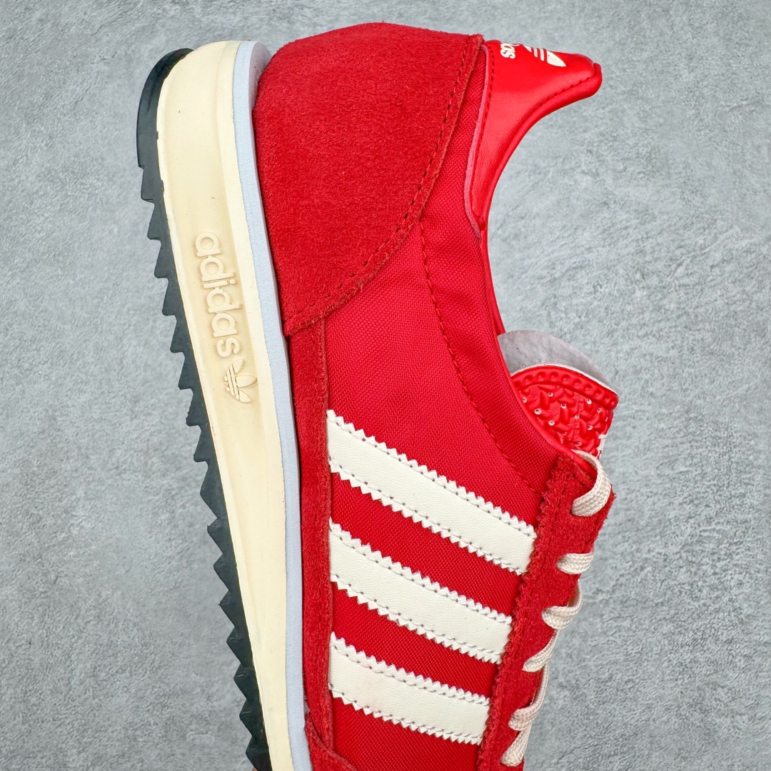 图片[6]-＃MF AD Wmns SL72 OG 系列德训足球风百搭低帮休闲运动板鞋 IE3475 Originals推出复古「T头鞋」造型的SL72鞋款复刻，有男女两款可选。男生款为SL72RS，鞋型挺立饱满，鞋底增加高度，采用麂皮与布面制作，符合复古氛围；女生款为SL72OGW，致敬经典款式，鞋身纤细，还原70年代设计，以绿色呈现，点缀金色细节。多款配色可选。「T 头鞋」这两年有多火大家见到了吧？明星、穿搭博主几乎人手一双，凭借复古味的外观，以及亲民的价格，同样成为了不少球鞋玩家日常上脚首选。近日 adidas Originals 将有「T 头鞋」造型的诞生于 1972 年的 SL72 鞋款复刻带回，各位买鞋又有新选择了。1972 年 SL72 问世后，引领了后来阿迪达斯的跑鞋发展方向，其中「SL」代表了 Super Light，彰显了产品轻便的特性。1972 年 SL72 问世后，引领了后来阿迪达斯的跑鞋发展方向，其中「SL」代表了 Super Light，彰显了产品轻便的特性。这次 adidas Originals 延续其轻质经典的基因，带来男女两款 SL72。男生款带来 SL72 RS 鞋型，RS 意为 Reshaped（重塑），鞋款在保留了经典的外观基础上，在尼龙材质里增加了填充物，使鞋型更加挺立和饱满，鞋头则更加圆润，鞋底的 EVA 材质则增加了鞋款的高度。女生款则带来 SL72 OG W 鞋型，OG 顾名思义则是致敬经典款式，相较于 RS（Reshaped）鞋款，鞋身更加纤细，其整体鞋身轮廓、线条、细节、材质上尊崇 70 年代 SL72 的设计，还原经典味道。尺码：36 36⅔ 37⅓ 38 38⅔ 39⅓ 40 40⅔ 41⅓ 42 42⅔ 43⅓ 44 44⅔ 45-选品中心