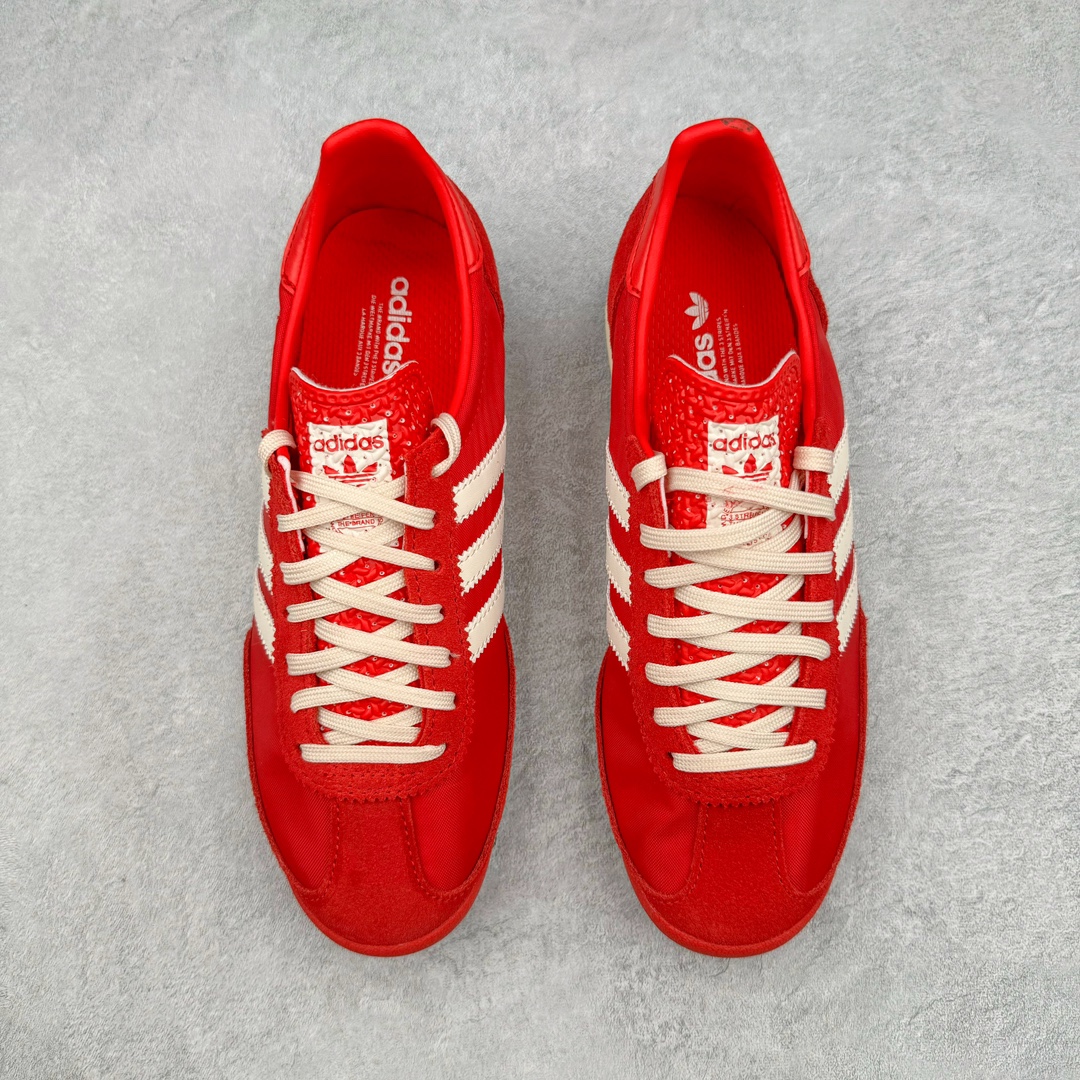 图片[2]-＃MF AD Wmns SL72 OG 系列德训足球风百搭低帮休闲运动板鞋 IE3475 Originals推出复古「T头鞋」造型的SL72鞋款复刻，有男女两款可选。男生款为SL72RS，鞋型挺立饱满，鞋底增加高度，采用麂皮与布面制作，符合复古氛围；女生款为SL72OGW，致敬经典款式，鞋身纤细，还原70年代设计，以绿色呈现，点缀金色细节。多款配色可选。「T 头鞋」这两年有多火大家见到了吧？明星、穿搭博主几乎人手一双，凭借复古味的外观，以及亲民的价格，同样成为了不少球鞋玩家日常上脚首选。近日 adidas Originals 将有「T 头鞋」造型的诞生于 1972 年的 SL72 鞋款复刻带回，各位买鞋又有新选择了。1972 年 SL72 问世后，引领了后来阿迪达斯的跑鞋发展方向，其中「SL」代表了 Super Light，彰显了产品轻便的特性。1972 年 SL72 问世后，引领了后来阿迪达斯的跑鞋发展方向，其中「SL」代表了 Super Light，彰显了产品轻便的特性。这次 adidas Originals 延续其轻质经典的基因，带来男女两款 SL72。男生款带来 SL72 RS 鞋型，RS 意为 Reshaped（重塑），鞋款在保留了经典的外观基础上，在尼龙材质里增加了填充物，使鞋型更加挺立和饱满，鞋头则更加圆润，鞋底的 EVA 材质则增加了鞋款的高度。女生款则带来 SL72 OG W 鞋型，OG 顾名思义则是致敬经典款式，相较于 RS（Reshaped）鞋款，鞋身更加纤细，其整体鞋身轮廓、线条、细节、材质上尊崇 70 年代 SL72 的设计，还原经典味道。尺码：36 36⅔ 37⅓ 38 38⅔ 39⅓ 40 40⅔ 41⅓ 42 42⅔ 43⅓ 44 44⅔ 45-选品中心