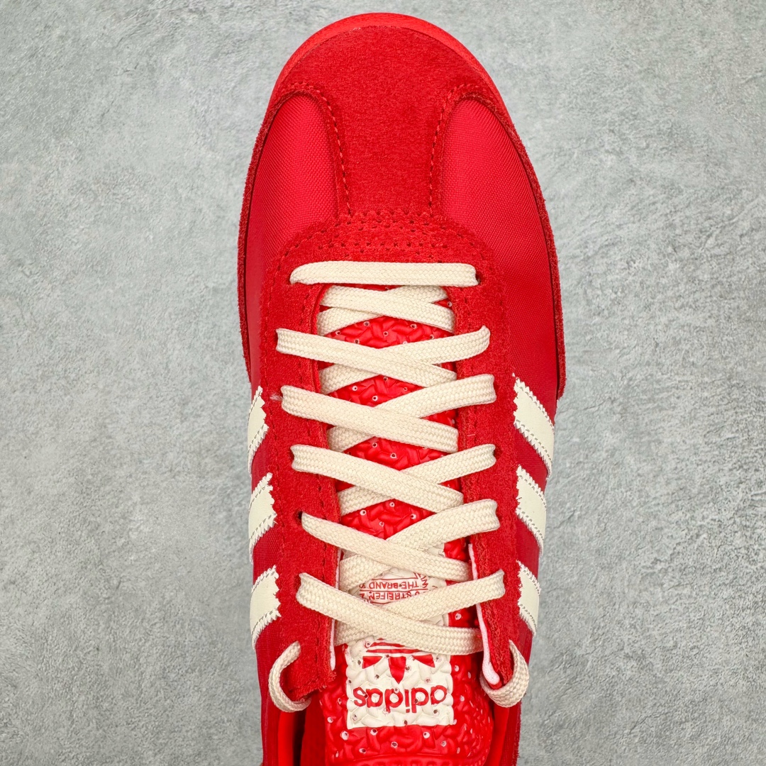 图片[4]-＃MF AD Wmns SL72 OG 系列德训足球风百搭低帮休闲运动板鞋 IE3475 Originals推出复古「T头鞋」造型的SL72鞋款复刻，有男女两款可选。男生款为SL72RS，鞋型挺立饱满，鞋底增加高度，采用麂皮与布面制作，符合复古氛围；女生款为SL72OGW，致敬经典款式，鞋身纤细，还原70年代设计，以绿色呈现，点缀金色细节。多款配色可选。「T 头鞋」这两年有多火大家见到了吧？明星、穿搭博主几乎人手一双，凭借复古味的外观，以及亲民的价格，同样成为了不少球鞋玩家日常上脚首选。近日 adidas Originals 将有「T 头鞋」造型的诞生于 1972 年的 SL72 鞋款复刻带回，各位买鞋又有新选择了。1972 年 SL72 问世后，引领了后来阿迪达斯的跑鞋发展方向，其中「SL」代表了 Super Light，彰显了产品轻便的特性。1972 年 SL72 问世后，引领了后来阿迪达斯的跑鞋发展方向，其中「SL」代表了 Super Light，彰显了产品轻便的特性。这次 adidas Originals 延续其轻质经典的基因，带来男女两款 SL72。男生款带来 SL72 RS 鞋型，RS 意为 Reshaped（重塑），鞋款在保留了经典的外观基础上，在尼龙材质里增加了填充物，使鞋型更加挺立和饱满，鞋头则更加圆润，鞋底的 EVA 材质则增加了鞋款的高度。女生款则带来 SL72 OG W 鞋型，OG 顾名思义则是致敬经典款式，相较于 RS（Reshaped）鞋款，鞋身更加纤细，其整体鞋身轮廓、线条、细节、材质上尊崇 70 年代 SL72 的设计，还原经典味道。尺码：36 36⅔ 37⅓ 38 38⅔ 39⅓ 40 40⅔ 41⅓ 42 42⅔ 43⅓ 44 44⅔ 45-选品中心