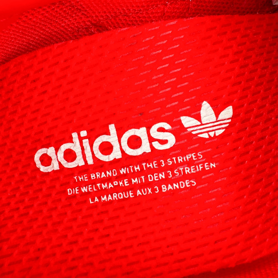 图片[13]-＃MF AD Wmns SL72 OG 系列德训足球风百搭低帮休闲运动板鞋 IE3475 Originals推出复古「T头鞋」造型的SL72鞋款复刻，有男女两款可选。男生款为SL72RS，鞋型挺立饱满，鞋底增加高度，采用麂皮与布面制作，符合复古氛围；女生款为SL72OGW，致敬经典款式，鞋身纤细，还原70年代设计，以绿色呈现，点缀金色细节。多款配色可选。「T 头鞋」这两年有多火大家见到了吧？明星、穿搭博主几乎人手一双，凭借复古味的外观，以及亲民的价格，同样成为了不少球鞋玩家日常上脚首选。近日 adidas Originals 将有「T 头鞋」造型的诞生于 1972 年的 SL72 鞋款复刻带回，各位买鞋又有新选择了。1972 年 SL72 问世后，引领了后来阿迪达斯的跑鞋发展方向，其中「SL」代表了 Super Light，彰显了产品轻便的特性。1972 年 SL72 问世后，引领了后来阿迪达斯的跑鞋发展方向，其中「SL」代表了 Super Light，彰显了产品轻便的特性。这次 adidas Originals 延续其轻质经典的基因，带来男女两款 SL72。男生款带来 SL72 RS 鞋型，RS 意为 Reshaped（重塑），鞋款在保留了经典的外观基础上，在尼龙材质里增加了填充物，使鞋型更加挺立和饱满，鞋头则更加圆润，鞋底的 EVA 材质则增加了鞋款的高度。女生款则带来 SL72 OG W 鞋型，OG 顾名思义则是致敬经典款式，相较于 RS（Reshaped）鞋款，鞋身更加纤细，其整体鞋身轮廓、线条、细节、材质上尊崇 70 年代 SL72 的设计，还原经典味道。尺码：36 36⅔ 37⅓ 38 38⅔ 39⅓ 40 40⅔ 41⅓ 42 42⅔ 43⅓ 44 44⅔ 45-选品中心