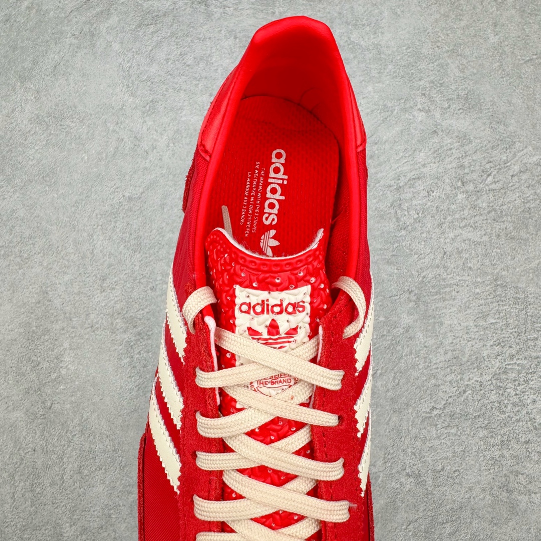 图片[5]-＃MF AD Wmns SL72 OG 系列德训足球风百搭低帮休闲运动板鞋 IE3475 Originals推出复古「T头鞋」造型的SL72鞋款复刻，有男女两款可选。男生款为SL72RS，鞋型挺立饱满，鞋底增加高度，采用麂皮与布面制作，符合复古氛围；女生款为SL72OGW，致敬经典款式，鞋身纤细，还原70年代设计，以绿色呈现，点缀金色细节。多款配色可选。「T 头鞋」这两年有多火大家见到了吧？明星、穿搭博主几乎人手一双，凭借复古味的外观，以及亲民的价格，同样成为了不少球鞋玩家日常上脚首选。近日 adidas Originals 将有「T 头鞋」造型的诞生于 1972 年的 SL72 鞋款复刻带回，各位买鞋又有新选择了。1972 年 SL72 问世后，引领了后来阿迪达斯的跑鞋发展方向，其中「SL」代表了 Super Light，彰显了产品轻便的特性。1972 年 SL72 问世后，引领了后来阿迪达斯的跑鞋发展方向，其中「SL」代表了 Super Light，彰显了产品轻便的特性。这次 adidas Originals 延续其轻质经典的基因，带来男女两款 SL72。男生款带来 SL72 RS 鞋型，RS 意为 Reshaped（重塑），鞋款在保留了经典的外观基础上，在尼龙材质里增加了填充物，使鞋型更加挺立和饱满，鞋头则更加圆润，鞋底的 EVA 材质则增加了鞋款的高度。女生款则带来 SL72 OG W 鞋型，OG 顾名思义则是致敬经典款式，相较于 RS（Reshaped）鞋款，鞋身更加纤细，其整体鞋身轮廓、线条、细节、材质上尊崇 70 年代 SL72 的设计，还原经典味道。尺码：36 36⅔ 37⅓ 38 38⅔ 39⅓ 40 40⅔ 41⅓ 42 42⅔ 43⅓ 44 44⅔ 45-选品中心