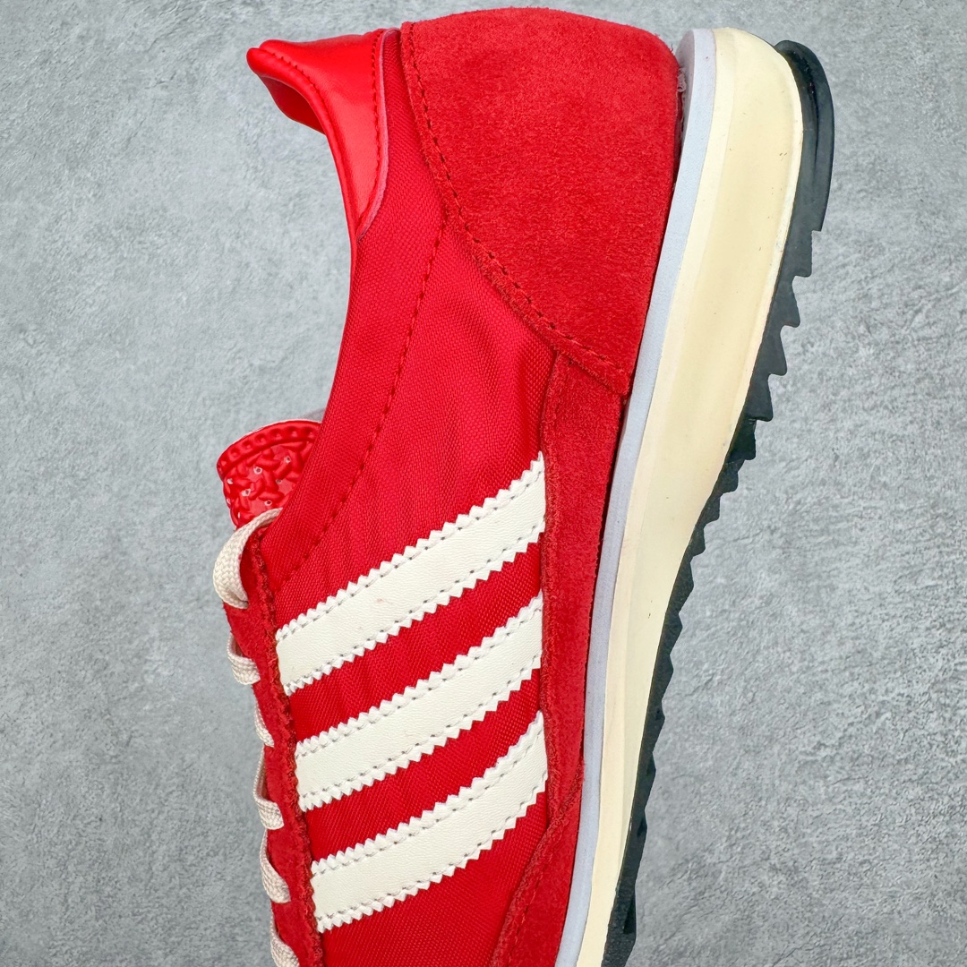 图片[7]-＃MF AD Wmns SL72 OG 系列德训足球风百搭低帮休闲运动板鞋 IE3475 Originals推出复古「T头鞋」造型的SL72鞋款复刻，有男女两款可选。男生款为SL72RS，鞋型挺立饱满，鞋底增加高度，采用麂皮与布面制作，符合复古氛围；女生款为SL72OGW，致敬经典款式，鞋身纤细，还原70年代设计，以绿色呈现，点缀金色细节。多款配色可选。「T 头鞋」这两年有多火大家见到了吧？明星、穿搭博主几乎人手一双，凭借复古味的外观，以及亲民的价格，同样成为了不少球鞋玩家日常上脚首选。近日 adidas Originals 将有「T 头鞋」造型的诞生于 1972 年的 SL72 鞋款复刻带回，各位买鞋又有新选择了。1972 年 SL72 问世后，引领了后来阿迪达斯的跑鞋发展方向，其中「SL」代表了 Super Light，彰显了产品轻便的特性。1972 年 SL72 问世后，引领了后来阿迪达斯的跑鞋发展方向，其中「SL」代表了 Super Light，彰显了产品轻便的特性。这次 adidas Originals 延续其轻质经典的基因，带来男女两款 SL72。男生款带来 SL72 RS 鞋型，RS 意为 Reshaped（重塑），鞋款在保留了经典的外观基础上，在尼龙材质里增加了填充物，使鞋型更加挺立和饱满，鞋头则更加圆润，鞋底的 EVA 材质则增加了鞋款的高度。女生款则带来 SL72 OG W 鞋型，OG 顾名思义则是致敬经典款式，相较于 RS（Reshaped）鞋款，鞋身更加纤细，其整体鞋身轮廓、线条、细节、材质上尊崇 70 年代 SL72 的设计，还原经典味道。尺码：36 36⅔ 37⅓ 38 38⅔ 39⅓ 40 40⅔ 41⅓ 42 42⅔ 43⅓ 44 44⅔ 45-选品中心