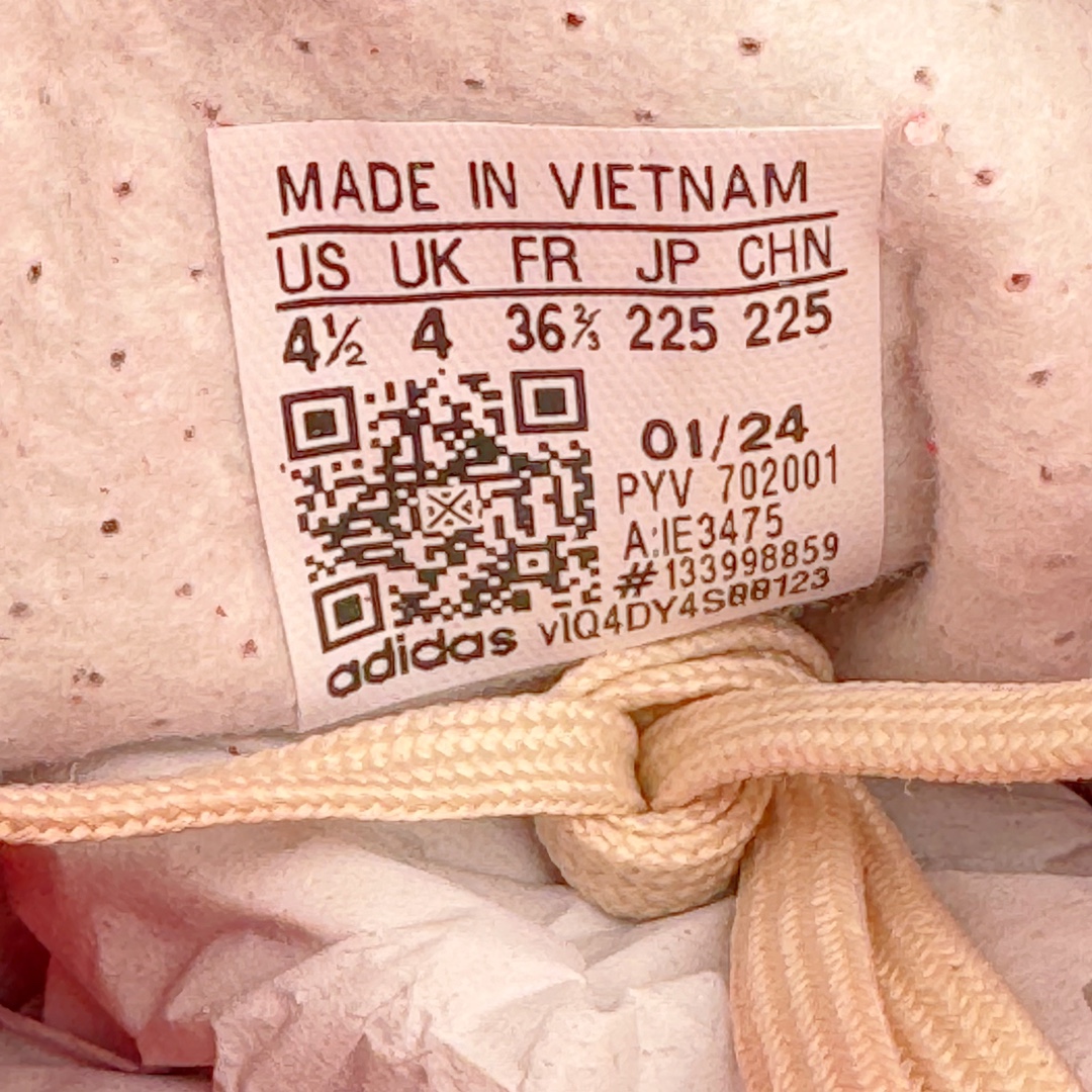 图片[11]-＃MF AD Wmns SL72 OG 系列德训足球风百搭低帮休闲运动板鞋 IE3475 Originals推出复古「T头鞋」造型的SL72鞋款复刻，有男女两款可选。男生款为SL72RS，鞋型挺立饱满，鞋底增加高度，采用麂皮与布面制作，符合复古氛围；女生款为SL72OGW，致敬经典款式，鞋身纤细，还原70年代设计，以绿色呈现，点缀金色细节。多款配色可选。「T 头鞋」这两年有多火大家见到了吧？明星、穿搭博主几乎人手一双，凭借复古味的外观，以及亲民的价格，同样成为了不少球鞋玩家日常上脚首选。近日 adidas Originals 将有「T 头鞋」造型的诞生于 1972 年的 SL72 鞋款复刻带回，各位买鞋又有新选择了。1972 年 SL72 问世后，引领了后来阿迪达斯的跑鞋发展方向，其中「SL」代表了 Super Light，彰显了产品轻便的特性。1972 年 SL72 问世后，引领了后来阿迪达斯的跑鞋发展方向，其中「SL」代表了 Super Light，彰显了产品轻便的特性。这次 adidas Originals 延续其轻质经典的基因，带来男女两款 SL72。男生款带来 SL72 RS 鞋型，RS 意为 Reshaped（重塑），鞋款在保留了经典的外观基础上，在尼龙材质里增加了填充物，使鞋型更加挺立和饱满，鞋头则更加圆润，鞋底的 EVA 材质则增加了鞋款的高度。女生款则带来 SL72 OG W 鞋型，OG 顾名思义则是致敬经典款式，相较于 RS（Reshaped）鞋款，鞋身更加纤细，其整体鞋身轮廓、线条、细节、材质上尊崇 70 年代 SL72 的设计，还原经典味道。尺码：36 36⅔ 37⅓ 38 38⅔ 39⅓ 40 40⅔ 41⅓ 42 42⅔ 43⅓ 44 44⅔ 45-选品中心