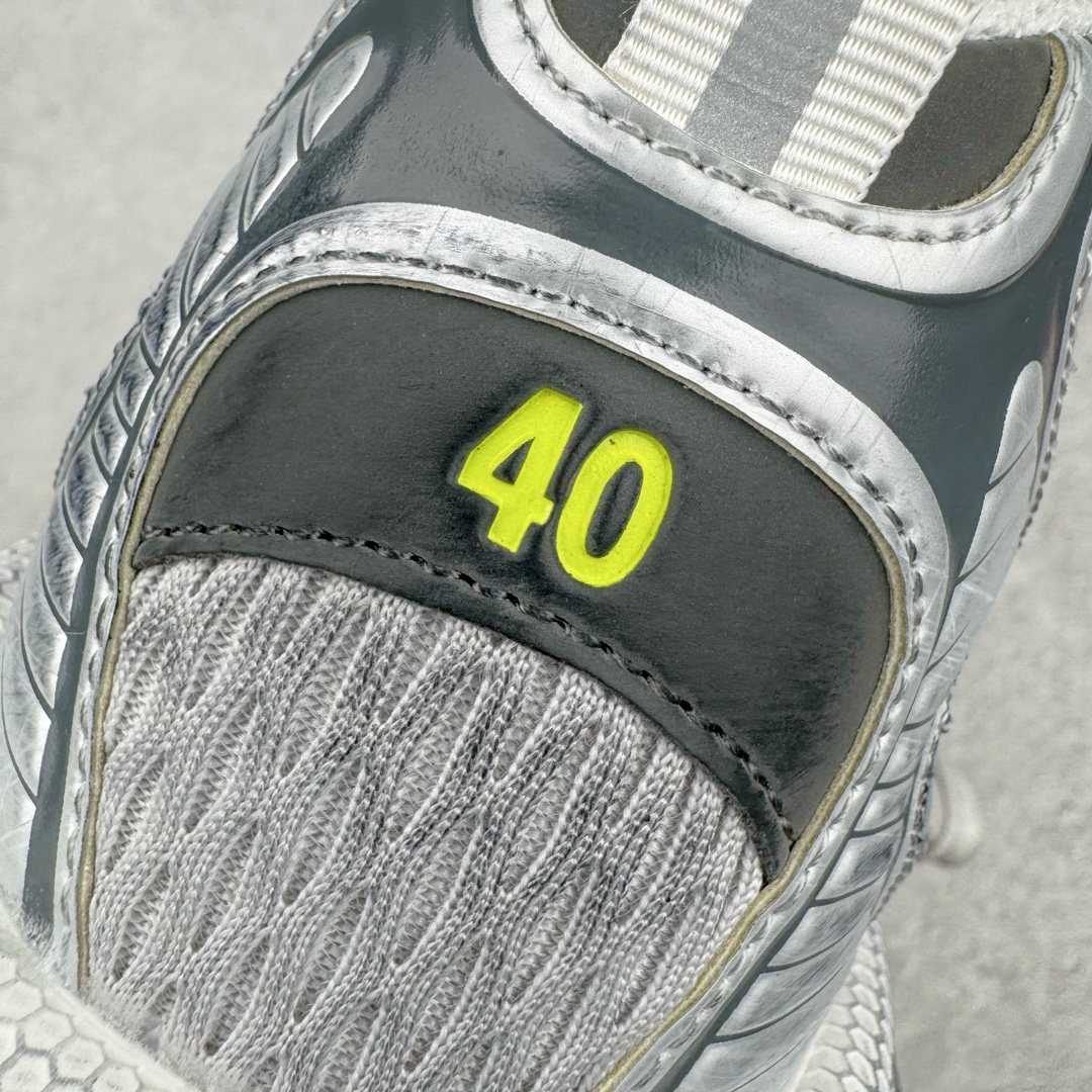 图片[13]-＃VG零售版 BALENCIAGA 3XL Sneakers 巴黎世家十代网布系带低帮走秀复古老爹鞋 全套原纸板楦头开发 最原汁原味的灵魂版型 全鞋荧光划线卡点 胶水把控整洁度追求极致完美 每一双都是工艺品 多重QC质检 超越公司货的品控标准 实实在在的免检产品 原盒原配 正确字体电绣 粗细、位置、大小正确 侧边TPU 透气孔匹配意产原版 正确分离大底 TPU软底 原版一致大底LOGO 立体感十足 原厂皮料水洗做旧 采购原厂网纱 不含皮革 网布材料和聚氨酯 磨损效果 鞋头边缘和后帮 Balenciaga 徽标 鞋面和后跟凸印尺码 鞋舌 3XL 橡胶品牌标识和反光细节 鞋帮拉袢和鞋舌拉祥 配反光细节 备用鞋带在鞋履前侧 可在穿着前取下 便于不同造型搭配 正常尺码 尺码：35 36 37 38 39 40 41 42 43 44 45 46-选品中心