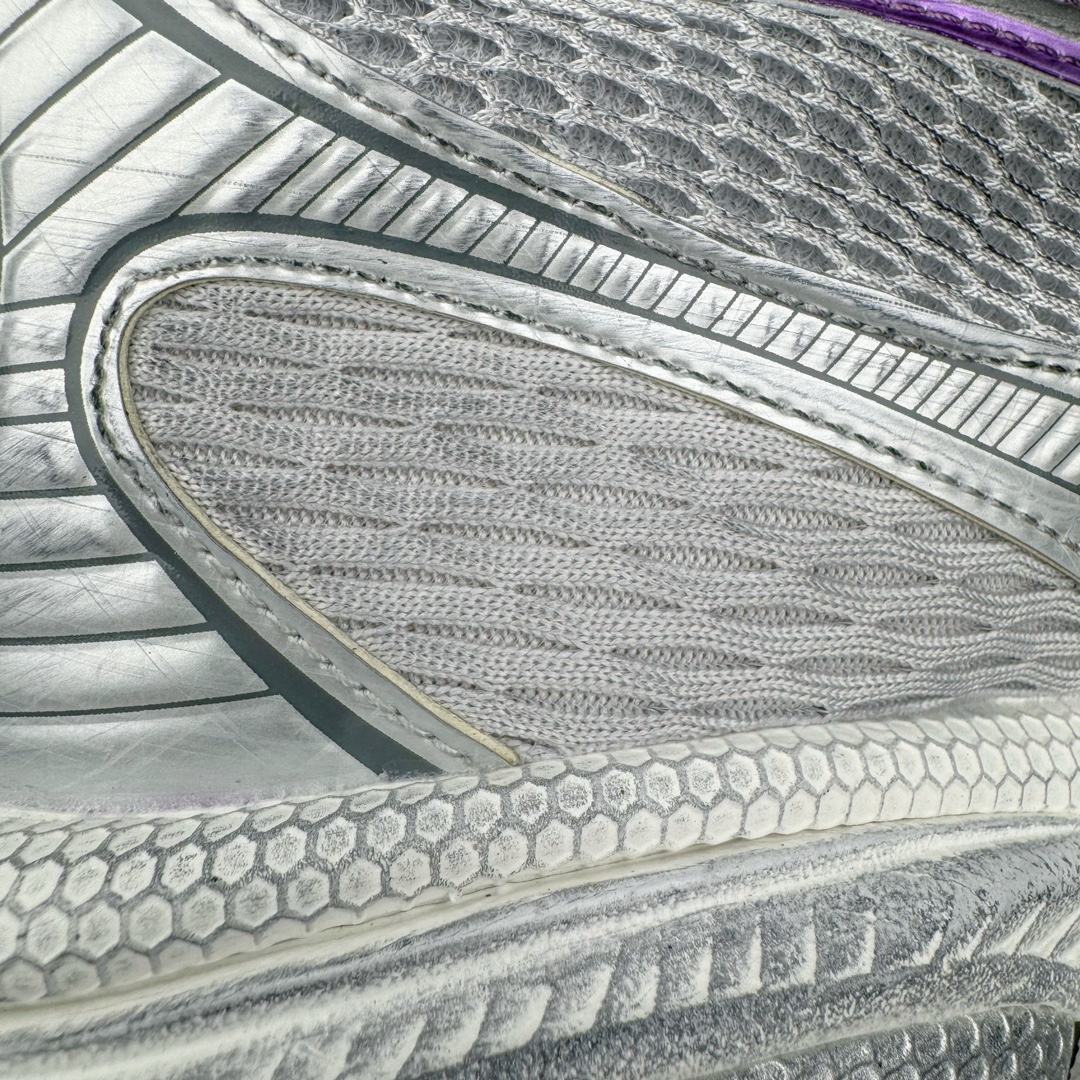 图片[14]-＃VG零售版 BALENCIAGA 3XL Sneakers 巴黎世家十代网布系带低帮走秀复古老爹鞋 全套原纸板楦头开发 最原汁原味的灵魂版型 全鞋荧光划线卡点 胶水把控整洁度追求极致完美 每一双都是工艺品 多重QC质检 超越公司货的品控标准 实实在在的免检产品 原盒原配 正确字体电绣 粗细、位置、大小正确 侧边TPU 透气孔匹配意产原版 正确分离大底 TPU软底 原版一致大底LOGO 立体感十足 原厂皮料水洗做旧 采购原厂网纱 不含皮革 网布材料和聚氨酯 磨损效果 鞋头边缘和后帮 Balenciaga 徽标 鞋面和后跟凸印尺码 鞋舌 3XL 橡胶品牌标识和反光细节 鞋帮拉袢和鞋舌拉祥 配反光细节 备用鞋带在鞋履前侧 可在穿着前取下 便于不同造型搭配 正常尺码 尺码：35 36 37 38 39 40 41 42 43 44 45 46-选品中心