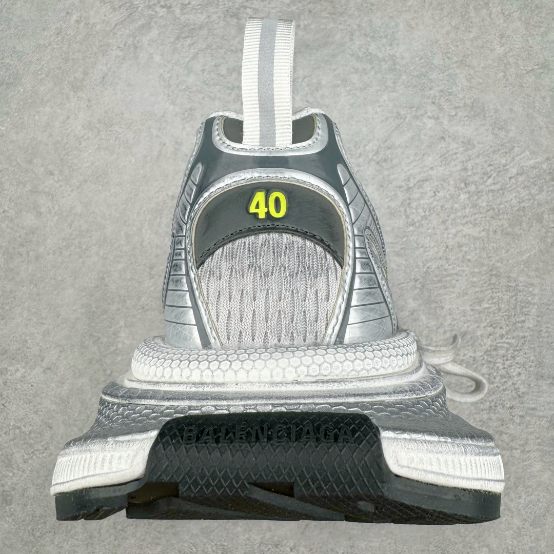 图片[8]-＃VG零售版 BALENCIAGA 3XL Sneakers 巴黎世家十代网布系带低帮走秀复古老爹鞋 全套原纸板楦头开发 最原汁原味的灵魂版型 全鞋荧光划线卡点 胶水把控整洁度追求极致完美 每一双都是工艺品 多重QC质检 超越公司货的品控标准 实实在在的免检产品 原盒原配 正确字体电绣 粗细、位置、大小正确 侧边TPU 透气孔匹配意产原版 正确分离大底 TPU软底 原版一致大底LOGO 立体感十足 原厂皮料水洗做旧 采购原厂网纱 不含皮革 网布材料和聚氨酯 磨损效果 鞋头边缘和后帮 Balenciaga 徽标 鞋面和后跟凸印尺码 鞋舌 3XL 橡胶品牌标识和反光细节 鞋帮拉袢和鞋舌拉祥 配反光细节 备用鞋带在鞋履前侧 可在穿着前取下 便于不同造型搭配 正常尺码 尺码：35 36 37 38 39 40 41 42 43 44 45 46-选品中心