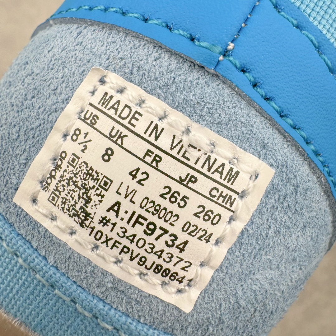 图片[12]-坏痞兔Bad Bunny x AD Gazelle Indoor Trainers \\\”Benito\\\”羚羊内训系列低帮复古百搭休闲运动德训风板鞋“联名白蓝变形鞋头”IF9734 Bad Bunny本人在杂志拍摄时率先上脚带一波节奏，emm，手上拿的杂志封面还是Kylie，看来前女友和布克重新约会，这位哥也还是没放下啊…回到鞋款本身，整体选择了简约的黑白皮革搭配浅灰色长绒麂皮材质，最后以半透明生胶大底收尾，质感在线。不同于以往联名的调色盘操作，Bad Bunny对Gazelle indoor进行了加宽加厚处理，以及鞋头变形的设计，带来全新的歪头面包鞋型Gazelle。此外，鞋款标签直接呈现在后跟处，鞋侧adidas标识下方还加入了\\\”benito\\\”字样，辨识度拉满。 尺码：35 36 36⅔ 37⅓ 38 38⅔ 39⅓ 40 40⅔ 41⅓ 42 42⅔ 43⅓ 44 44⅔ 45-选品中心