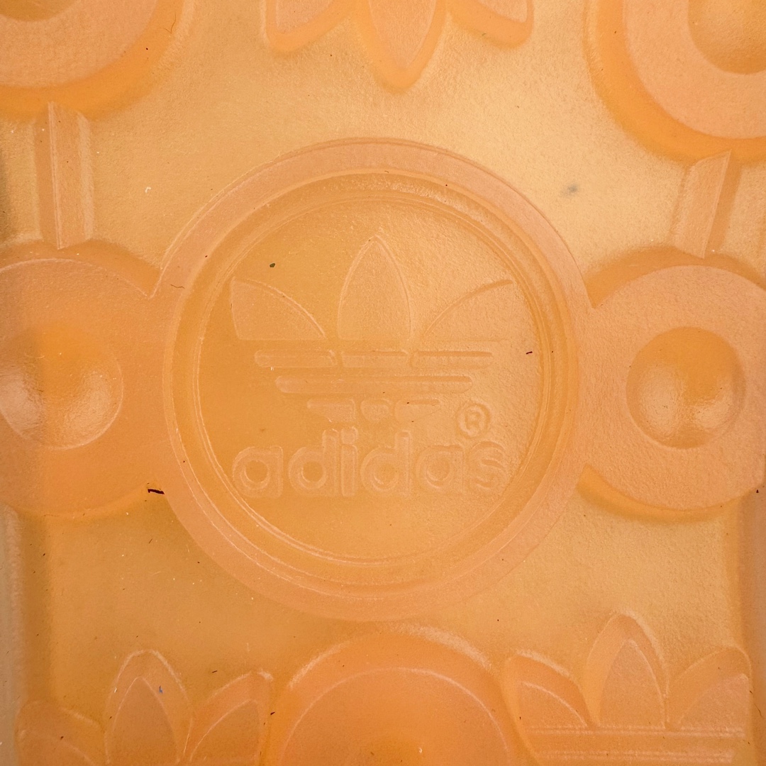 图片[18]-坏痞兔Bad Bunny x AD Gazelle Indoor Trainers \\\”Benito\\\”羚羊内训系列低帮复古百搭休闲运动德训风板鞋“联名白蓝变形鞋头”IF9734 Bad Bunny本人在杂志拍摄时率先上脚带一波节奏，emm，手上拿的杂志封面还是Kylie，看来前女友和布克重新约会，这位哥也还是没放下啊…回到鞋款本身，整体选择了简约的黑白皮革搭配浅灰色长绒麂皮材质，最后以半透明生胶大底收尾，质感在线。不同于以往联名的调色盘操作，Bad Bunny对Gazelle indoor进行了加宽加厚处理，以及鞋头变形的设计，带来全新的歪头面包鞋型Gazelle。此外，鞋款标签直接呈现在后跟处，鞋侧adidas标识下方还加入了\\\”benito\\\”字样，辨识度拉满。 尺码：35 36 36⅔ 37⅓ 38 38⅔ 39⅓ 40 40⅔ 41⅓ 42 42⅔ 43⅓ 44 44⅔ 45-选品中心