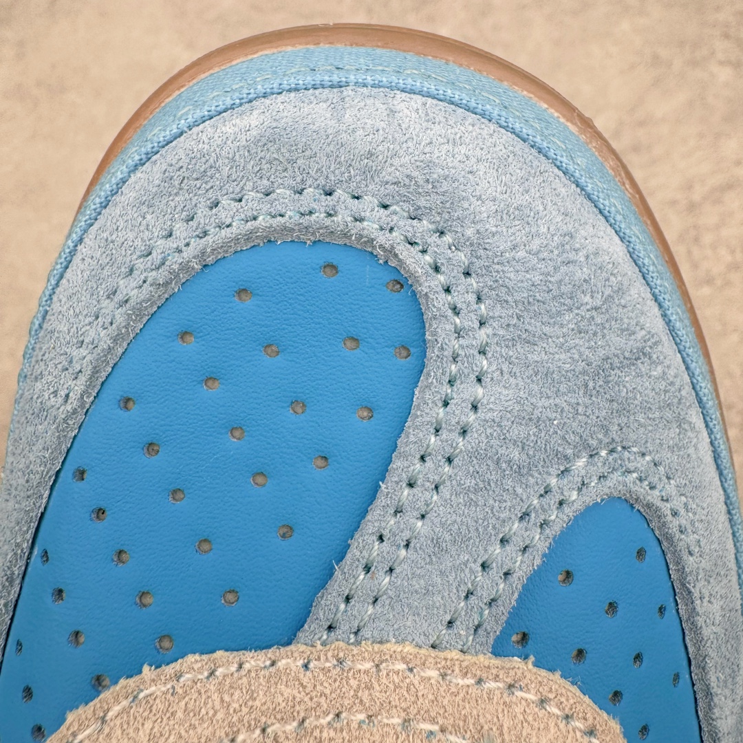 图片[16]-坏痞兔Bad Bunny x AD Gazelle Indoor Trainers \\\”Benito\\\”羚羊内训系列低帮复古百搭休闲运动德训风板鞋“联名白蓝变形鞋头”IF9734 Bad Bunny本人在杂志拍摄时率先上脚带一波节奏，emm，手上拿的杂志封面还是Kylie，看来前女友和布克重新约会，这位哥也还是没放下啊…回到鞋款本身，整体选择了简约的黑白皮革搭配浅灰色长绒麂皮材质，最后以半透明生胶大底收尾，质感在线。不同于以往联名的调色盘操作，Bad Bunny对Gazelle indoor进行了加宽加厚处理，以及鞋头变形的设计，带来全新的歪头面包鞋型Gazelle。此外，鞋款标签直接呈现在后跟处，鞋侧adidas标识下方还加入了\\\”benito\\\”字样，辨识度拉满。 尺码：35 36 36⅔ 37⅓ 38 38⅔ 39⅓ 40 40⅔ 41⅓ 42 42⅔ 43⅓ 44 44⅔ 45-选品中心