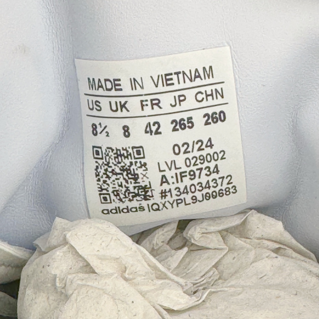 图片[17]-坏痞兔Bad Bunny x AD Gazelle Indoor Trainers \\\”Benito\\\”羚羊内训系列低帮复古百搭休闲运动德训风板鞋“联名白蓝变形鞋头”IF9734 Bad Bunny本人在杂志拍摄时率先上脚带一波节奏，emm，手上拿的杂志封面还是Kylie，看来前女友和布克重新约会，这位哥也还是没放下啊…回到鞋款本身，整体选择了简约的黑白皮革搭配浅灰色长绒麂皮材质，最后以半透明生胶大底收尾，质感在线。不同于以往联名的调色盘操作，Bad Bunny对Gazelle indoor进行了加宽加厚处理，以及鞋头变形的设计，带来全新的歪头面包鞋型Gazelle。此外，鞋款标签直接呈现在后跟处，鞋侧adidas标识下方还加入了\\\”benito\\\”字样，辨识度拉满。 尺码：35 36 36⅔ 37⅓ 38 38⅔ 39⅓ 40 40⅔ 41⅓ 42 42⅔ 43⅓ 44 44⅔ 45-选品中心