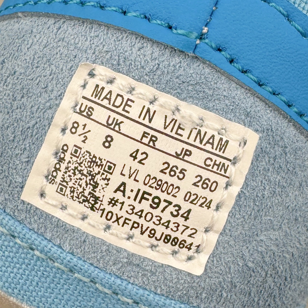 图片[11]-坏痞兔Bad Bunny x AD Gazelle Indoor Trainers \\\”Benito\\\”羚羊内训系列低帮复古百搭休闲运动德训风板鞋“联名白蓝变形鞋头”IF9734 Bad Bunny本人在杂志拍摄时率先上脚带一波节奏，emm，手上拿的杂志封面还是Kylie，看来前女友和布克重新约会，这位哥也还是没放下啊…回到鞋款本身，整体选择了简约的黑白皮革搭配浅灰色长绒麂皮材质，最后以半透明生胶大底收尾，质感在线。不同于以往联名的调色盘操作，Bad Bunny对Gazelle indoor进行了加宽加厚处理，以及鞋头变形的设计，带来全新的歪头面包鞋型Gazelle。此外，鞋款标签直接呈现在后跟处，鞋侧adidas标识下方还加入了\\\”benito\\\”字样，辨识度拉满。 尺码：35 36 36⅔ 37⅓ 38 38⅔ 39⅓ 40 40⅔ 41⅓ 42 42⅔ 43⅓ 44 44⅔ 45-选品中心