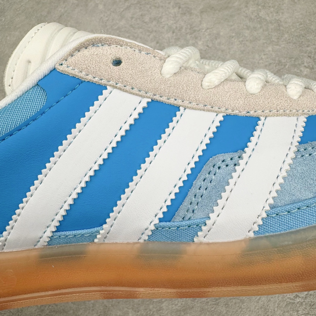 图片[15]-坏痞兔Bad Bunny x AD Gazelle Indoor Trainers \\\”Benito\\\”羚羊内训系列低帮复古百搭休闲运动德训风板鞋“联名白蓝变形鞋头”IF9734 Bad Bunny本人在杂志拍摄时率先上脚带一波节奏，emm，手上拿的杂志封面还是Kylie，看来前女友和布克重新约会，这位哥也还是没放下啊…回到鞋款本身，整体选择了简约的黑白皮革搭配浅灰色长绒麂皮材质，最后以半透明生胶大底收尾，质感在线。不同于以往联名的调色盘操作，Bad Bunny对Gazelle indoor进行了加宽加厚处理，以及鞋头变形的设计，带来全新的歪头面包鞋型Gazelle。此外，鞋款标签直接呈现在后跟处，鞋侧adidas标识下方还加入了\\\”benito\\\”字样，辨识度拉满。 尺码：35 36 36⅔ 37⅓ 38 38⅔ 39⅓ 40 40⅔ 41⅓ 42 42⅔ 43⅓ 44 44⅔ 45-选品中心