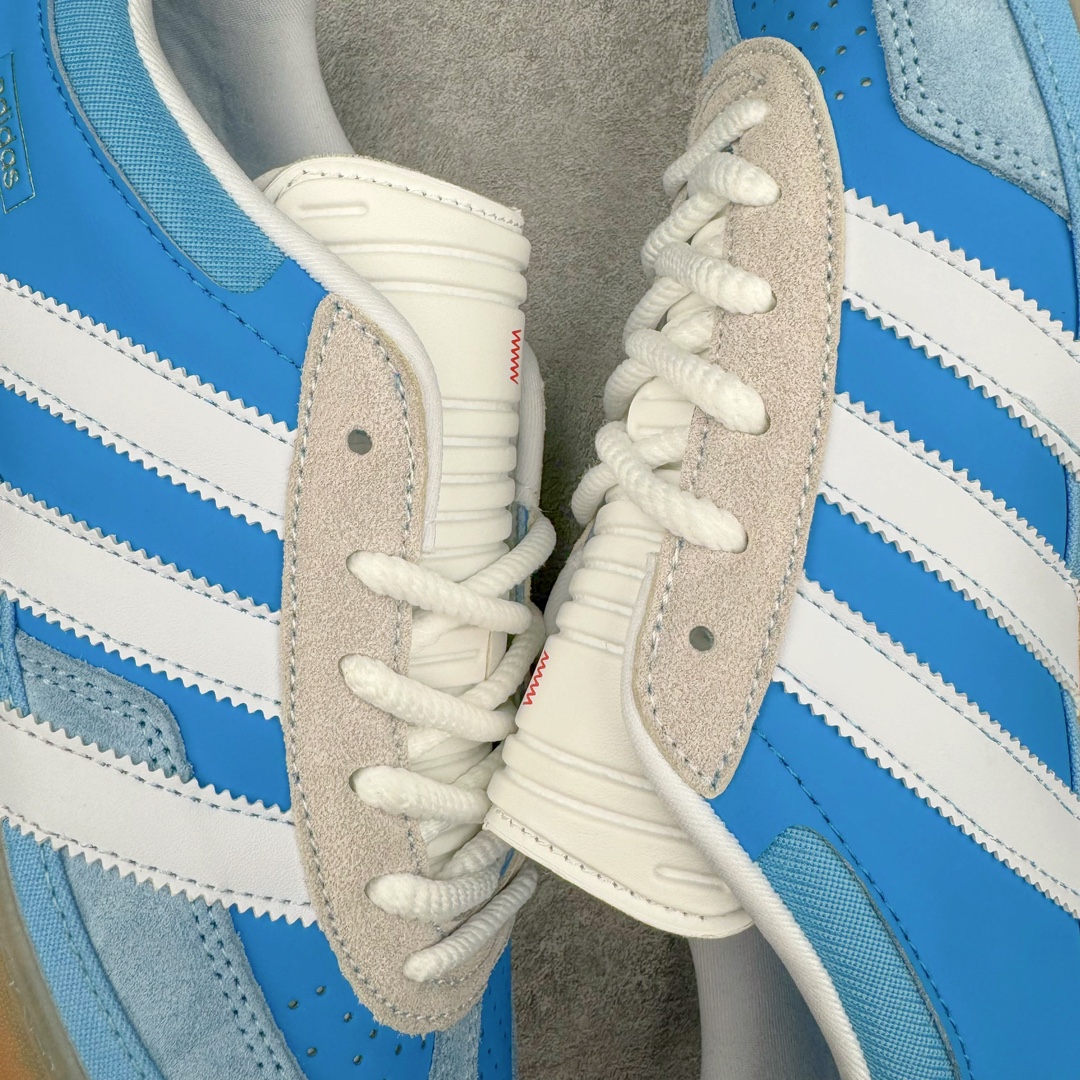 图片[10]-坏痞兔Bad Bunny x AD Gazelle Indoor Trainers \\\”Benito\\\”羚羊内训系列低帮复古百搭休闲运动德训风板鞋“联名白蓝变形鞋头”IF9734 Bad Bunny本人在杂志拍摄时率先上脚带一波节奏，emm，手上拿的杂志封面还是Kylie，看来前女友和布克重新约会，这位哥也还是没放下啊…回到鞋款本身，整体选择了简约的黑白皮革搭配浅灰色长绒麂皮材质，最后以半透明生胶大底收尾，质感在线。不同于以往联名的调色盘操作，Bad Bunny对Gazelle indoor进行了加宽加厚处理，以及鞋头变形的设计，带来全新的歪头面包鞋型Gazelle。此外，鞋款标签直接呈现在后跟处，鞋侧adidas标识下方还加入了\\\”benito\\\”字样，辨识度拉满。 尺码：35 36 36⅔ 37⅓ 38 38⅔ 39⅓ 40 40⅔ 41⅓ 42 42⅔ 43⅓ 44 44⅔ 45-选品中心