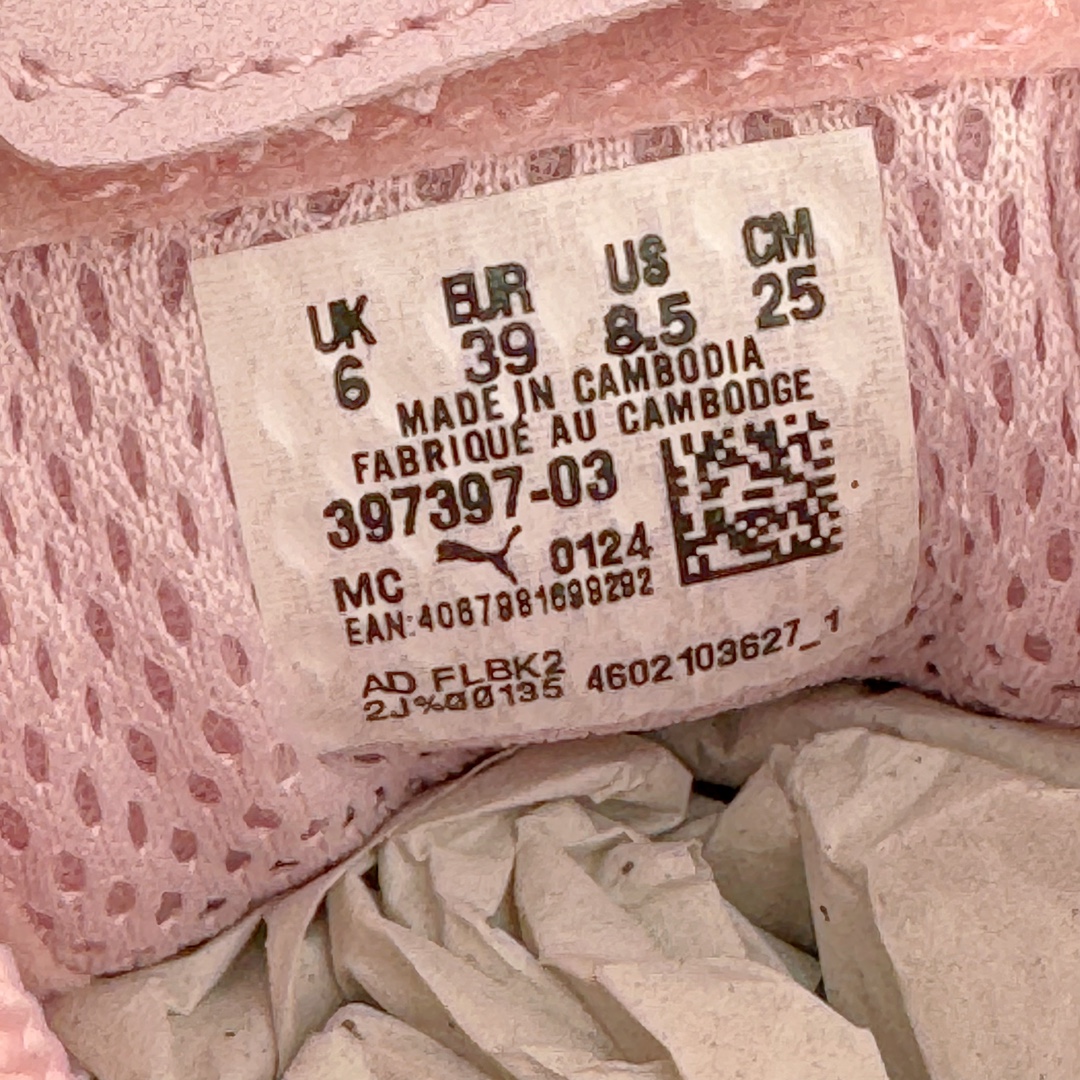 图片[18]-＃绿X/GX Puma Roma M Motorsport 彪马罗马阿莫尔系列低帮复古运动休闲赛车跑鞋 市面唯一正确版本 平台订单 独家原档私模大底 正确纸板中底 海玻璃鞋垫 原盒原配鞋盒分三个尺码段 原厂电绣 正确翻毛皮鞋面 全球知名运动品牌PUMA宝马赛车系列，融合了宝马车队的标志性配色，以趣味十足又前卫复古的设计引领潮流，将赛道精神融入街头时尚，开启前卫竞速之旅。自1978年巴伐利亚车队走上世界舞台，宝马赛车就在全球汽车制造和赛车运动领域留下了浓墨重彩的一笔。全新的两款BMW MMS Roma与BMW MMS Speedboat鞋款，均从宝马车型中汲取灵感。以黑或白为底色，融入经典配色，主打前卫复古风。Roma鞋款的鞋侧以复古的流线造型，缀以宝马经典Logo，巧妙吸睛；而Speedcat鞋款以亮眼三色条纹元素缀以舒适鞋面，赋予了独特的个性美学，演绎赛车的无尽能量。 货号：397397-01 尺码：35.5 36 37 37.5 38 38.5 39 40 40.5 41 42 42.5 43 44-选品中心