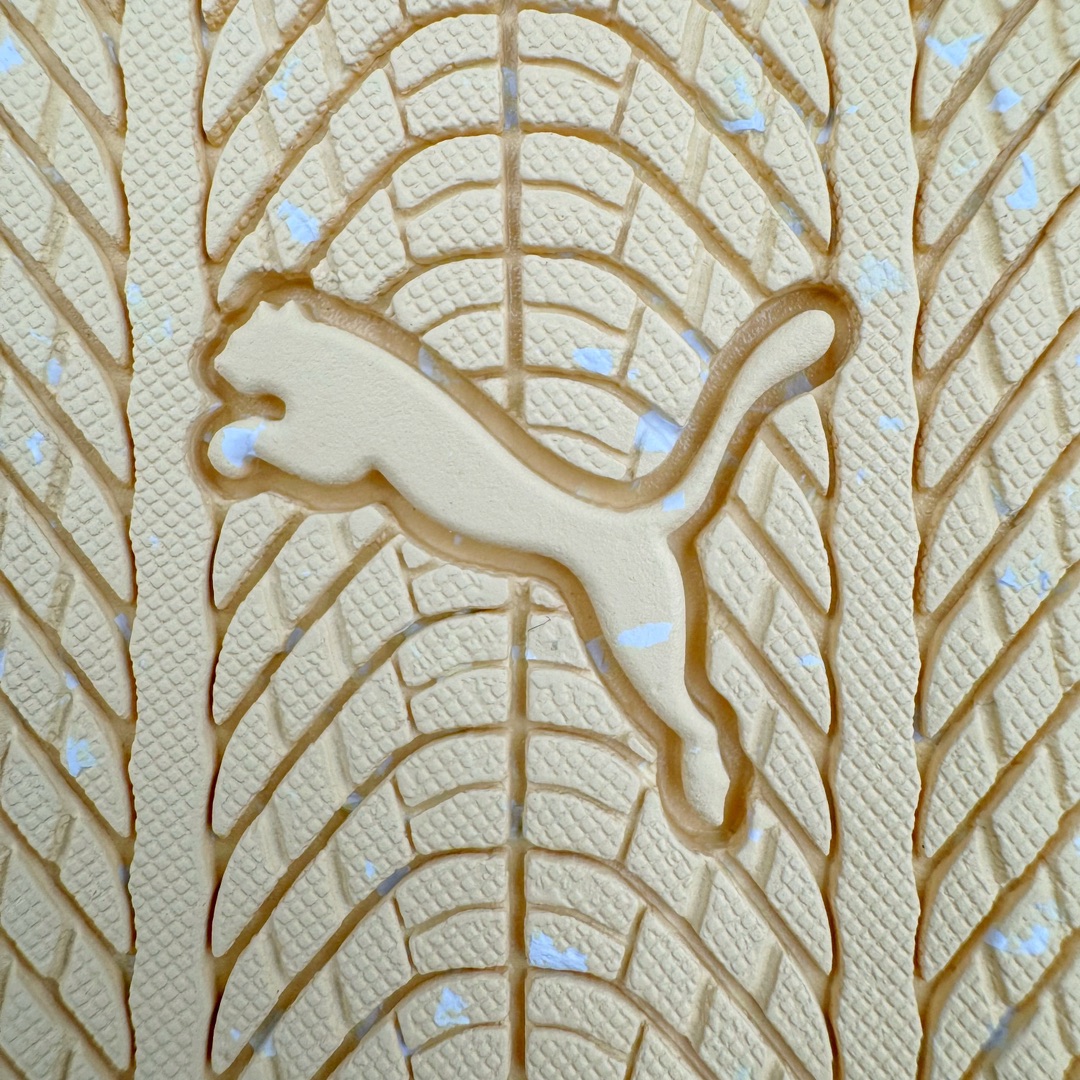 图片[15]-＃绿X/GX Puma Roma M Motorsport 彪马罗马阿莫尔系列低帮复古运动休闲赛车跑鞋 市面唯一正确版本 平台订单 独家原档私模大底 正确纸板中底 海玻璃鞋垫 原盒原配鞋盒分三个尺码段 原厂电绣 正确翻毛皮鞋面 全球知名运动品牌PUMA宝马赛车系列，融合了宝马车队的标志性配色，以趣味十足又前卫复古的设计引领潮流，将赛道精神融入街头时尚，开启前卫竞速之旅。自1978年巴伐利亚车队走上世界舞台，宝马赛车就在全球汽车制造和赛车运动领域留下了浓墨重彩的一笔。全新的两款BMW MMS Roma与BMW MMS Speedboat鞋款，均从宝马车型中汲取灵感。以黑或白为底色，融入经典配色，主打前卫复古风。Roma鞋款的鞋侧以复古的流线造型，缀以宝马经典Logo，巧妙吸睛；而Speedcat鞋款以亮眼三色条纹元素缀以舒适鞋面，赋予了独特的个性美学，演绎赛车的无尽能量。 货号：397397-01 尺码：35.5 36 37 37.5 38 38.5 39 40 40.5 41 42 42.5 43 44-选品中心