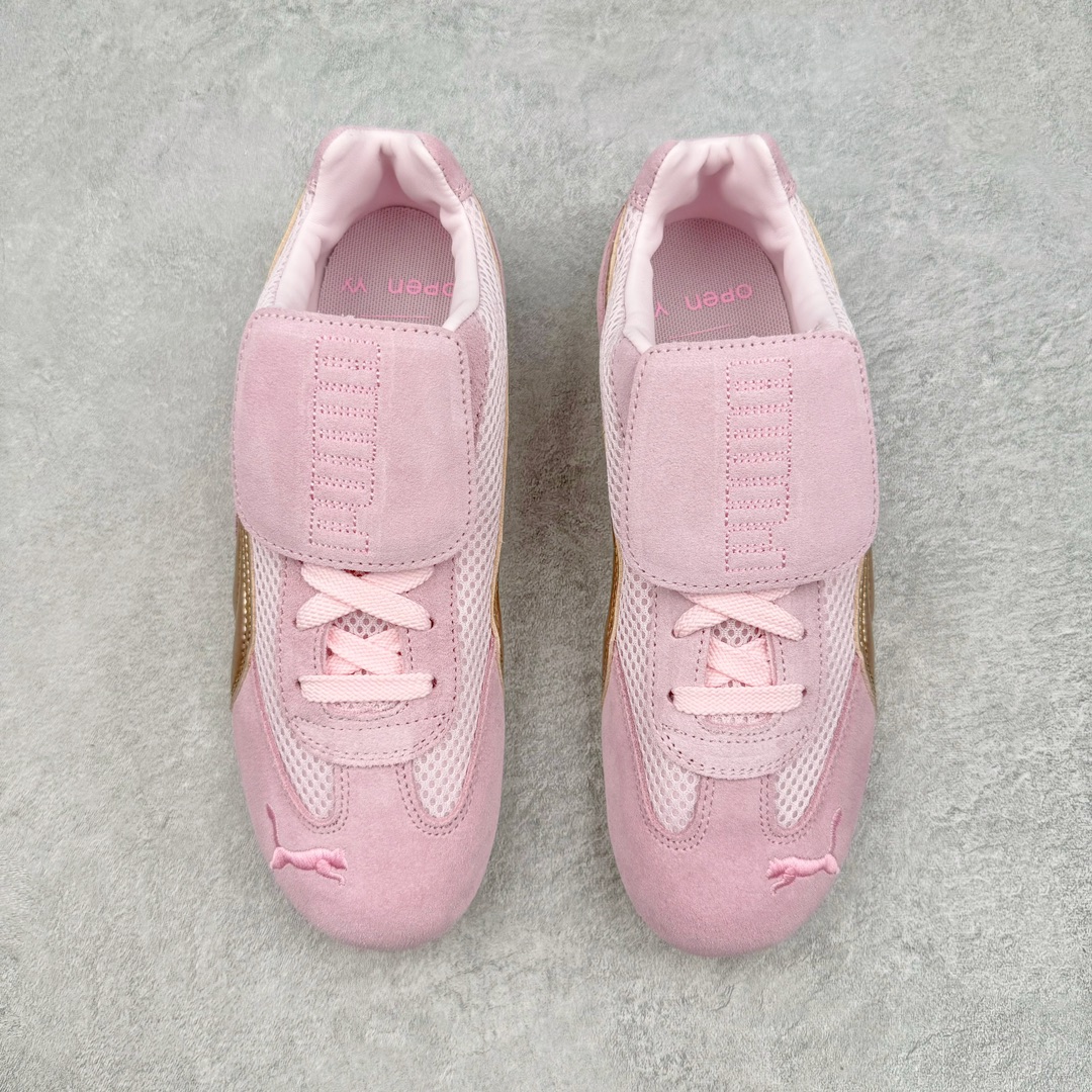 图片[2]-＃绿X/GX Puma Roma M Motorsport 彪马罗马阿莫尔系列低帮复古运动休闲赛车跑鞋 市面唯一正确版本 平台订单 独家原档私模大底 正确纸板中底 海玻璃鞋垫 原盒原配鞋盒分三个尺码段 原厂电绣 正确翻毛皮鞋面 全球知名运动品牌PUMA宝马赛车系列，融合了宝马车队的标志性配色，以趣味十足又前卫复古的设计引领潮流，将赛道精神融入街头时尚，开启前卫竞速之旅。自1978年巴伐利亚车队走上世界舞台，宝马赛车就在全球汽车制造和赛车运动领域留下了浓墨重彩的一笔。全新的两款BMW MMS Roma与BMW MMS Speedboat鞋款，均从宝马车型中汲取灵感。以黑或白为底色，融入经典配色，主打前卫复古风。Roma鞋款的鞋侧以复古的流线造型，缀以宝马经典Logo，巧妙吸睛；而Speedcat鞋款以亮眼三色条纹元素缀以舒适鞋面，赋予了独特的个性美学，演绎赛车的无尽能量。 货号：397397-01 尺码：35.5 36 37 37.5 38 38.5 39 40 40.5 41 42 42.5 43 44-选品中心